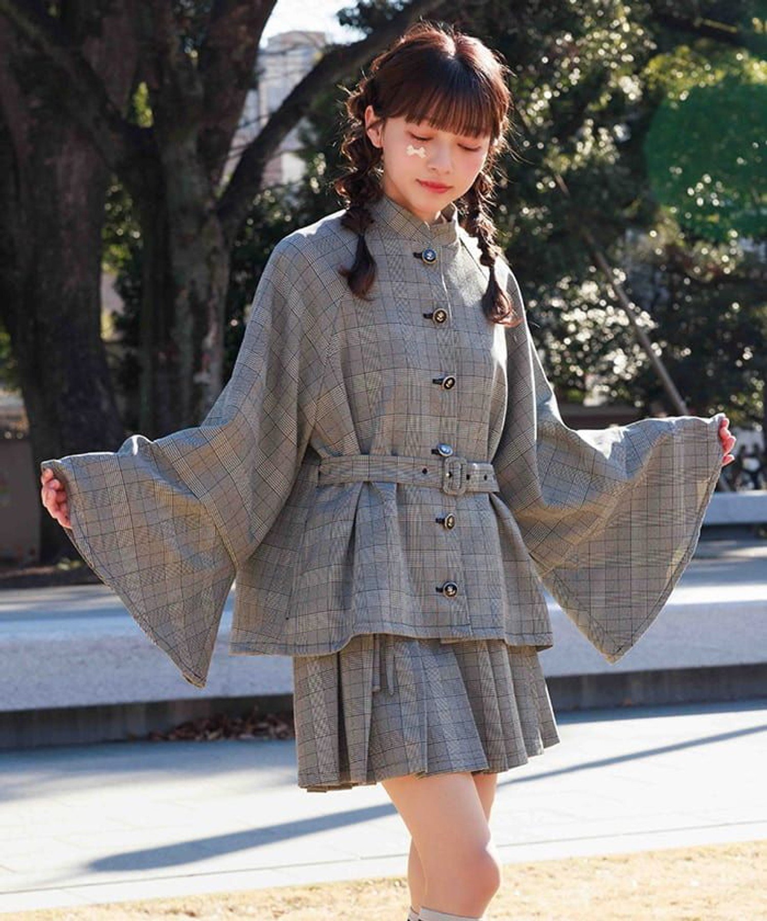 【アクシーズファム/axes femme】のケープ風フレアスリーブコート インテリア・キッズ・メンズ・レディースファッション・服の通販 founy(ファニー) 　ファッション　Fashion　レディースファッション　WOMEN　アウター　Coat Outerwear　コート　Coats　おすすめ　Recommend　エレガント 上品　Elegant　シンプル　Simple　ストライプ　Stripe　スリーブ　Sleeve　チェック　Check　ネックレス　Necklace　パール　Pearl　フレア　Flare　ポケット　Pocket　厚底　Platforms　グレー|ID: prp329100004572763 ipo3291000000032361258