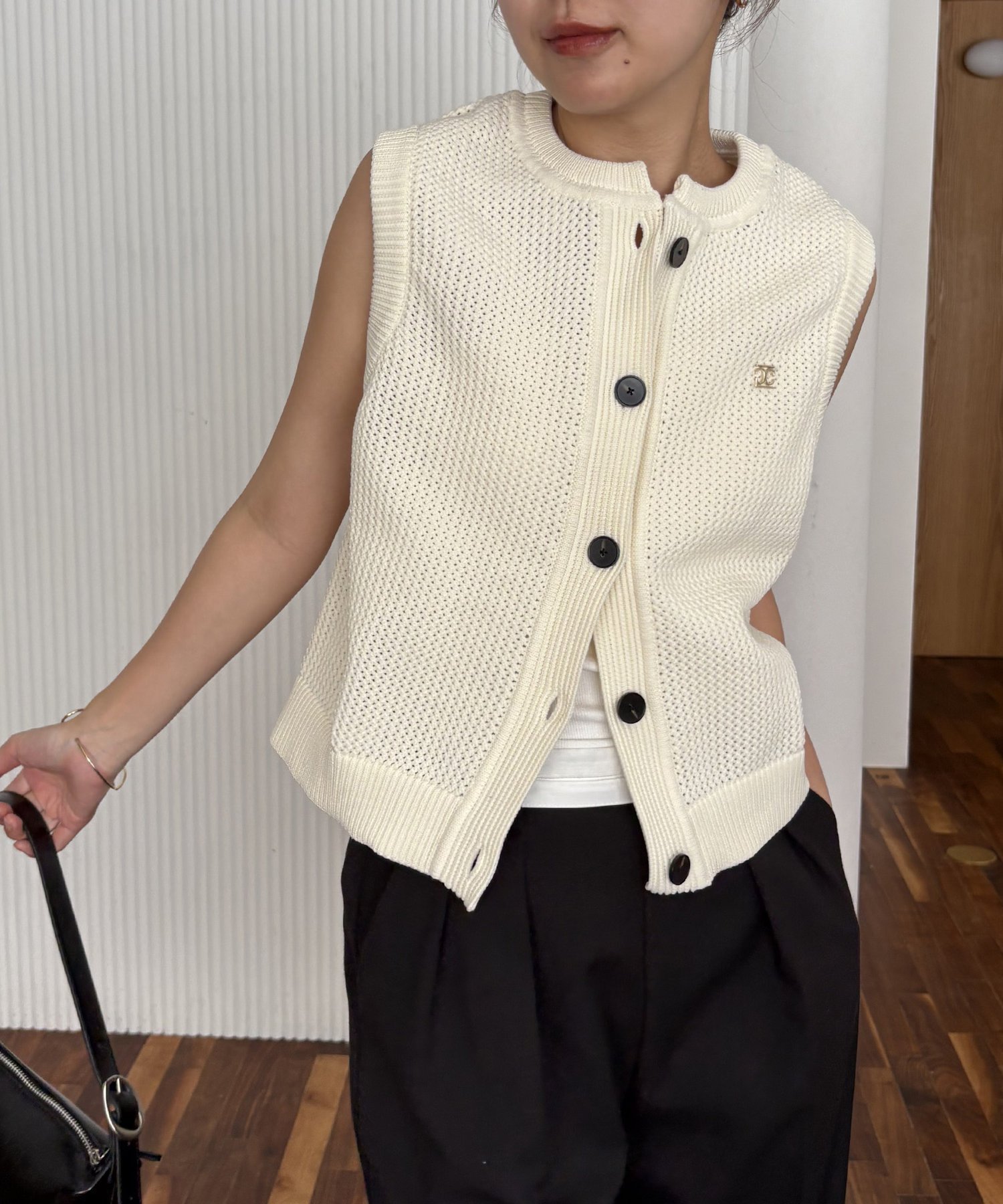 【カプリシューレマージュ/CAPRICIEUX LEMAGE】のメッシュBOXベスト インテリア・キッズ・メンズ・レディースファッション・服の通販 founy(ファニー) 　ファッション　Fashion　レディースファッション　WOMEN　アウター　Coat Outerwear　トップス・カットソー　Tops/Tshirt　ベスト/ジレ　Gilets/Vests　シアー　Sheer　センター　Center　バイアス　Bias　ベスト　Vest　メッシュ　Mesh　ワンポイント　One Point　オフホワイト|ID: prp329100004572845 ipo3291000000032361796