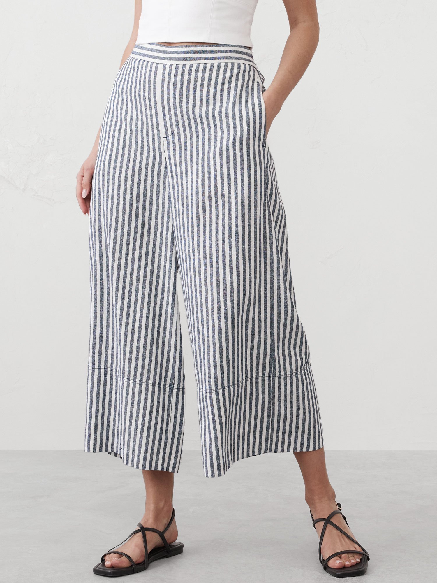 【バナナリパブリック ファクトリーストア/BANANA REPUBLIC FACTORY STORE】のBANANA REPUBLIC FACTORY STORE リネンブレンド ワイドレッグ クロップド プルオンパンツ インテリア・キッズ・メンズ・レディースファッション・服の通販 founy(ファニー) 　ファッション　Fashion　レディースファッション　WOMEN　パンツ　Pants　クロップド　Cropped　トラベル　Travel　リネン　Linen　リラックス　Relax　ロング　Long　ワイド　Wide　夏　Summer　春　Spring　S/S・春夏　Ss・Spring/Summer　NAVY_STRIPE|ID: prp329100004572915 ipo3291000000032362478