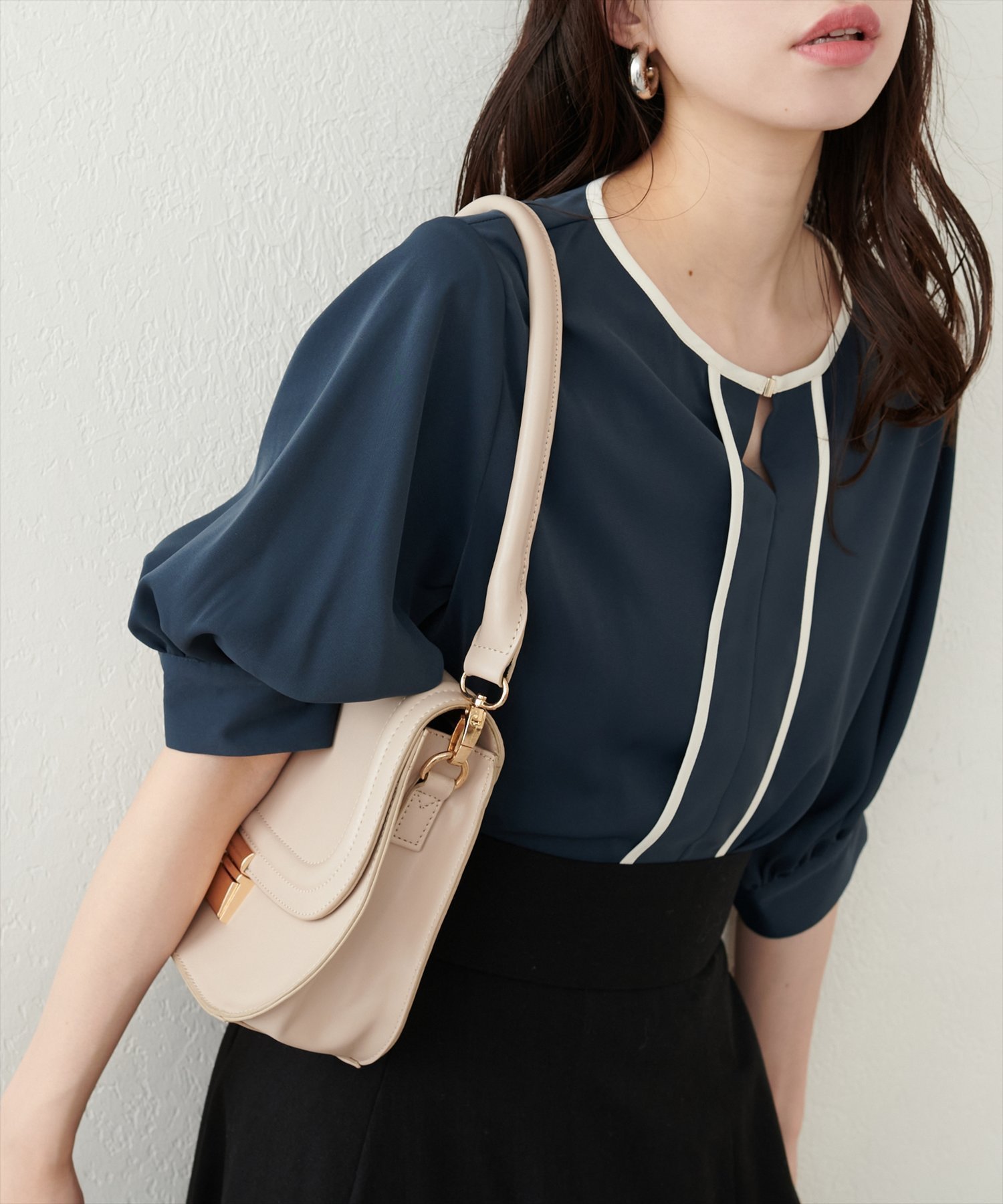 【ナチュラルクチュール/natural couture】のメタルホック付き配色6分袖ブラウス 人気、トレンドファッション・服の通販 founy(ファニー) 　ファッション　Fashion　レディースファッション　Fashion for Women　トップス・カットソー　Cut & Sew Tops　シャツ・ブラウス・オフィスカジュアル　Elegant Blouses & Button-Ups　2025年　2025　2025春夏・S/S　Spring/Summer 2025 SS25　スタイリッシュ　Stylish, Fashionable　スラックス　Slacks, Dress Pants　パイピング　Piping, Trim Design　フレア　Flare, Flared　ポケット　Pocket, Pocket Detail　メタル　Metal, Metal Parts　エレガント 上品　Elegant　 other-1|ID: prp329100004573576 ipo3291000000032738001