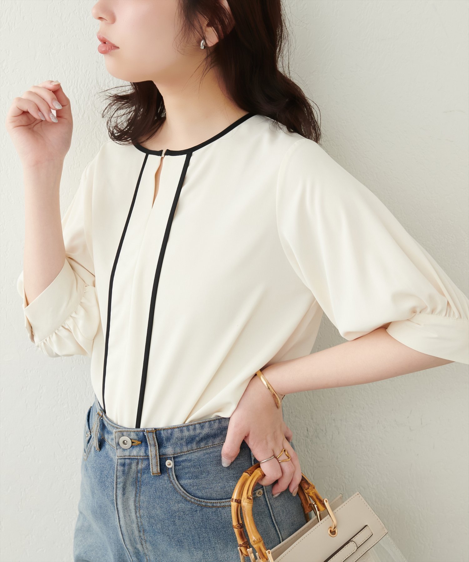 【ナチュラルクチュール/natural couture】のメタルホック付き配色6分袖ブラウス インテリア・キッズ・メンズ・レディースファッション・服の通販 founy(ファニー) 　ファッション　Fashion　レディースファッション　Fashion for Women　トップス・カットソー　Cut & Sew Tops　シャツ・ブラウス・オフィスカジュアル　Elegant Blouses & Button-Ups　2025年　2025　2025春夏・S/S　Spring/Summer 2025 SS25　スタイリッシュ　Stylish, Fashionable　スラックス　Slacks, Dress Pants　パイピング　Piping, Trim Design　フレア　Flare, Flared　ポケット　Pocket, Pocket Detail　メタル　Metal, Metal Parts　エレガント 上品　Elegant　アイボリー|ID: prp329100004573576 ipo3291000000032738006