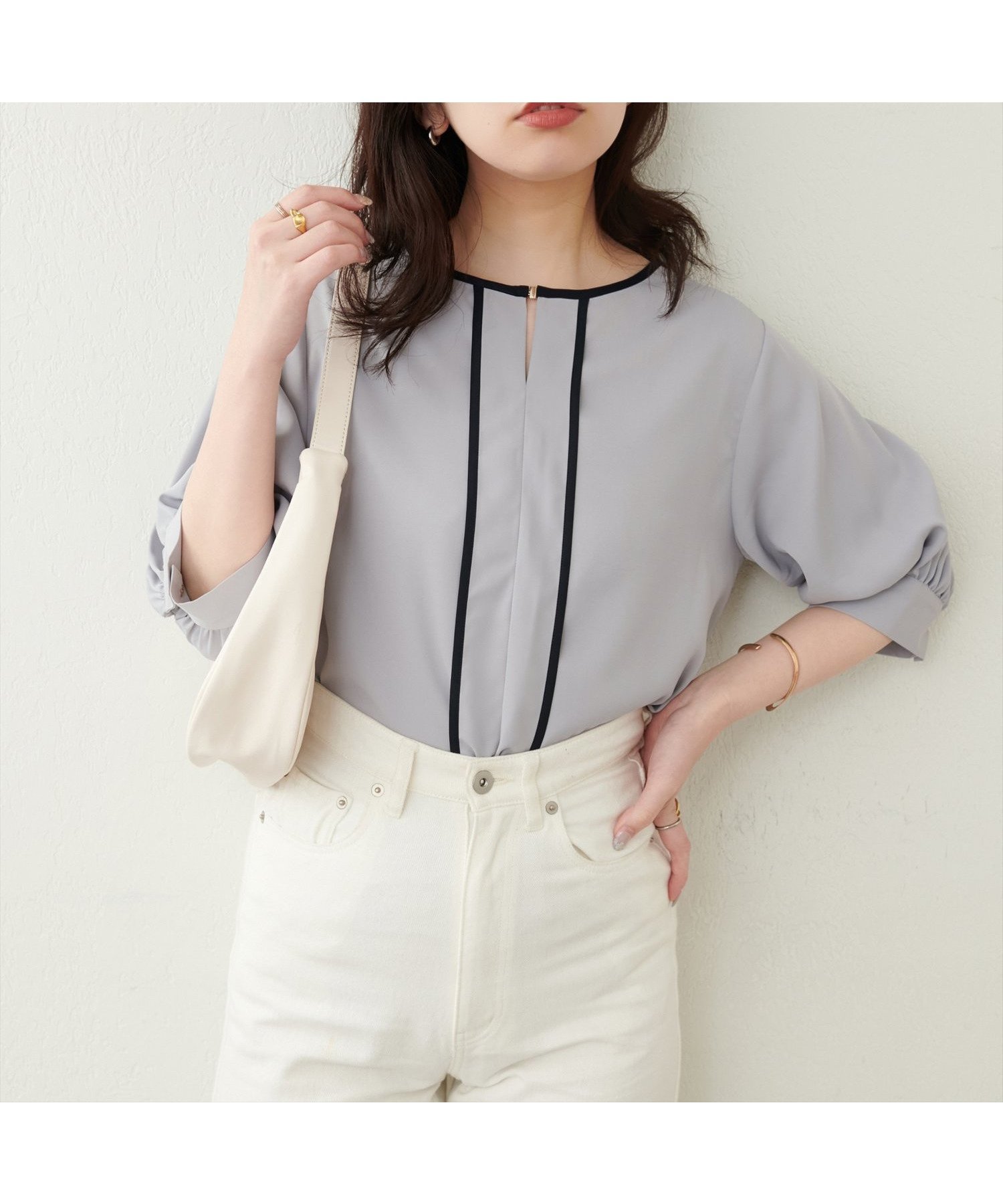 【ナチュラルクチュール/natural couture】のメタルホック付き配色6分袖ブラウス インテリア・キッズ・メンズ・レディースファッション・服の通販 founy(ファニー) 　ファッション　Fashion　レディースファッション　Fashion for Women　トップス・カットソー　Cut & Sew Tops　シャツ・ブラウス・オフィスカジュアル　Elegant Blouses & Button-Ups　2025年　2025　2025春夏・S/S　Spring/Summer 2025 SS25　スタイリッシュ　Stylish, Fashionable　スラックス　Slacks, Dress Pants　パイピング　Piping, Trim Design　フレア　Flare, Flared　ポケット　Pocket, Pocket Detail　メタル　Metal, Metal Parts　エレガント 上品　Elegant　グレー|ID: prp329100004573576 ipo3291000000032738008
