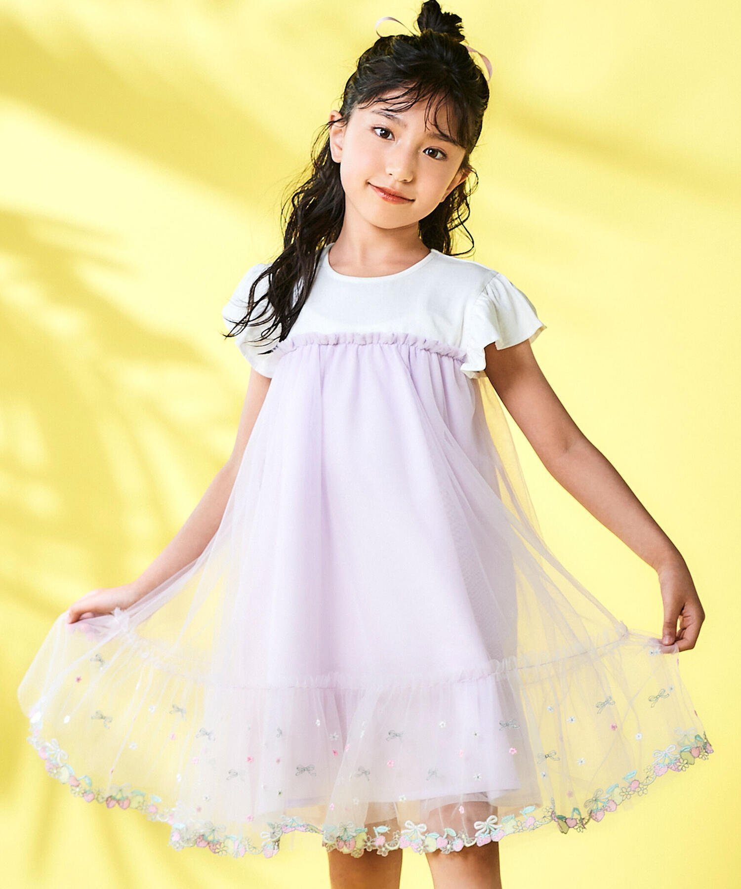 【その他のブランド/Other】の裾フルーツ刺しゅうチュールワンピース(80~130cm) インテリア・キッズ・メンズ・レディースファッション・服の通販 founy(ファニー) 　ファッション　Fashion　キッズファッション　Fashion for Kids　ワンピース　Dresses　2025年　2025　2025春夏・S/S　Spring/Summer 2025 SS25　なめらか　Smooth, Silky Texture　ギャザー　Gathered, Ruffled　チュール　Tulip, Tulip Motif　パープル　Purple, Violet　モチーフ　Motif, Design Theme　リボン　Ribbon, Bow　夏　Summer　春　Spring　S/S・春夏　SS, Spring/Summer, Warm Season　ホワイト×パープル|ID: prp329100004573685 ipo3291000000033446728