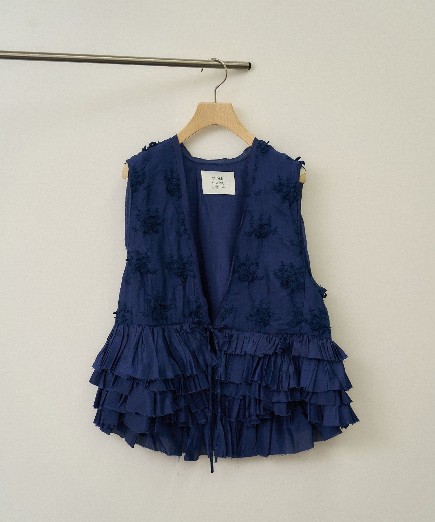 【サロン アダム エ ロペ/SALON adam et rope'】の【crinkle crinkle crinkle(クリンクルクリンクルクリンクル)】frill rayon shantung vest / フリルベスト インテリア・キッズ・メンズ・レディースファッション・服の通販 founy(ファニー) 　ファッション　Fashion　レディースファッション　Ladies' Fashion Online　アウター　Coat Outerwear　トップス・カットソー　Tops/Tshirt　ベスト/ジレ　Gilets/Vests　フリル　Frills　ベスト　Vest　ネイビー系(41)|ID: prp329100004573777 ipo3291000000032619462