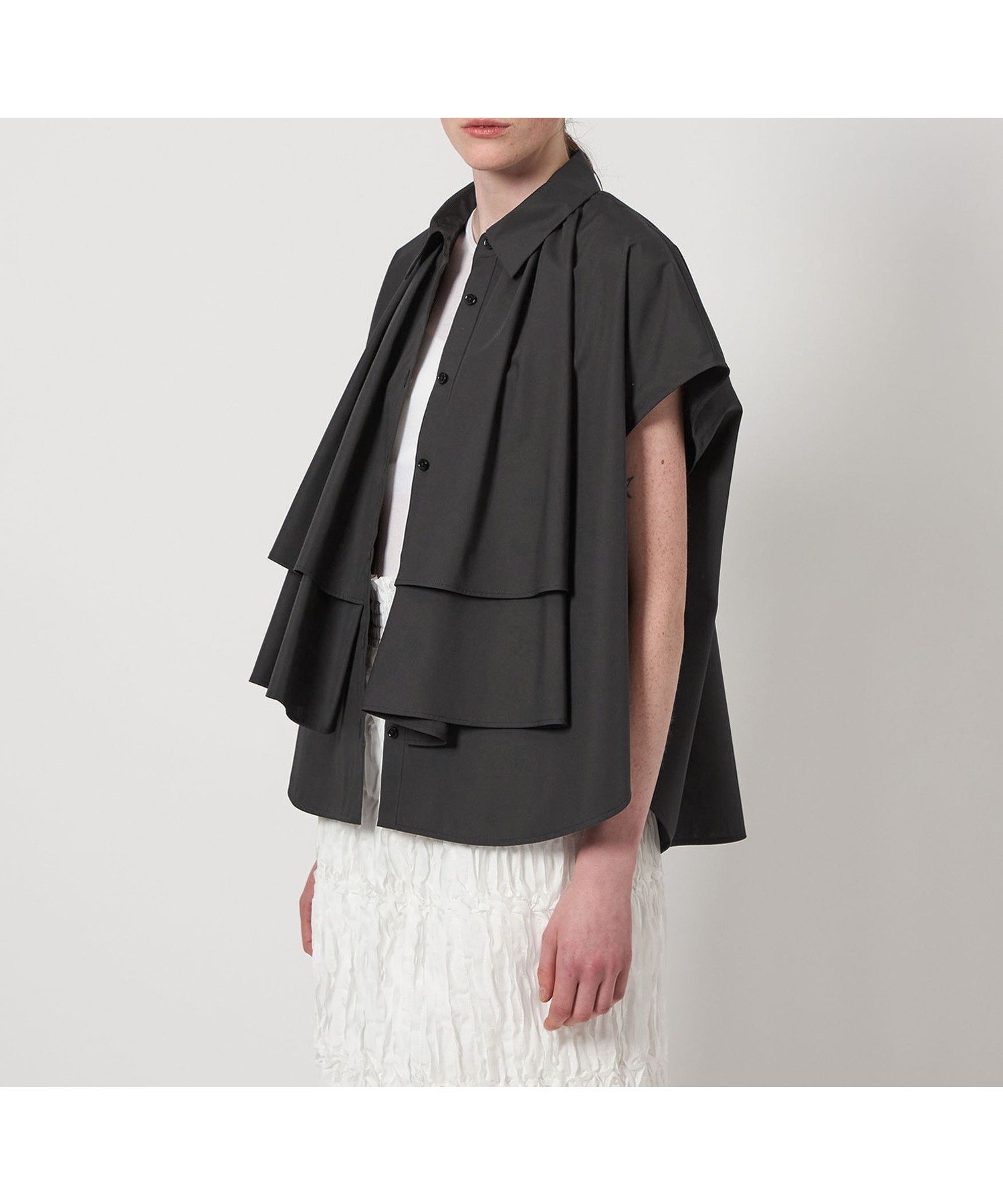 【ユナイテッドアローズ/UNITED ARROWS】のAEWEN MATOPH ラッフル ドルマンシャツ インテリア・キッズ・メンズ・レディースファッション・服の通販 founy(ファニー) 　ファッション　Fashion　レディースファッション　Fashion for Women　トップス・カットソー　Cut & Sew Tops　シャツ・ブラウス・オフィスカジュアル　Elegant Blouses & Button-Ups　スラックス　Slacks, Dress Pants　スリット　Slit, Slit Detail　デニム　Denim, Jeans Material　ラウンド　Round, Round Neck　ラッフル　Ruffle, Frill　ワイド　Wide, Wide Fit　BLACK|ID: prp329100004573802 ipo3291000000033273674