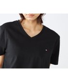 【トミーヒルフィガー/TOMMY HILFIGER / MEN】の【オンライン限定】トミーヒルフィガー ワンポイントロゴVネックオーバーサイズTシャツ ブラック083|ID: prp329100004573837 ipo3291000000032973585