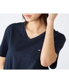 【トミーヒルフィガー/TOMMY HILFIGER / MEN】の【オンライン限定】トミーヒルフィガー ワンポイントロゴVネックオーバーサイズTシャツ ネイビー416|ID: prp329100004573837 ipo3291000000032973588