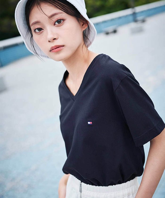 【トミーヒルフィガー/TOMMY HILFIGER】の【オンライン限定】トミーヒルフィガー ワンポイントロゴVネックオーバーサイズTシャツ インテリア・キッズ・メンズ・レディースファッション・服の通販 founy(ファニー) https://founy.com/ ファッション Fashion レディースファッション Fashion for Women トップス・カットソー Cut & Sew Tops シャツ・ブラウス・オフィスカジュアル Elegant Blouses & Button-Ups ロングTシャツ・Tシャツ Longline T-Shirts & Tees Vネックトップス V-Neck Tops / V-Cut Neckline Shirts アメリカン American Style クラシック Classic, Timeless Style シンプル Simple, Minimal ストレッチ Stretch, Stretchy Fabric スマート Smart, Elegant スラックス Slacks, Dress Pants デニム Denim, Jeans Material 人気 Popular, Best Seller フィット Fit, Slim Fit モダン Modern, Contemporary ワンポイント One Point, Statement Accent ゴルフ Golf |ID: prp329100004573837 ipo3291000000033493158