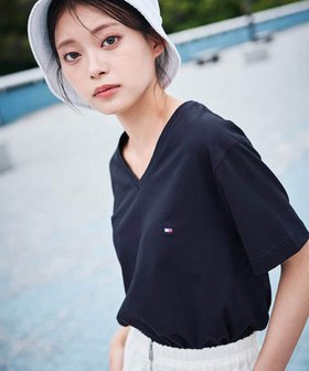 【トミーヒルフィガー/TOMMY HILFIGER】の【オンライン限定】トミーヒルフィガー ワンポイントロゴVネックオーバーサイズTシャツ 人気、トレンドファッション・服の通販 founy(ファニー) ファッション Fashion レディースファッション Fashion for Women トップス・カットソー Cut & Sew Tops シャツ・ブラウス・オフィスカジュアル Elegant Blouses & Button-Ups ロングTシャツ・Tシャツ Longline T-Shirts & Tees Vネックトップス V-Neck Tops / V-Cut Neckline Shirts アメリカン American Style クラシック Classic, Timeless Style シンプル Simple, Minimal ストレッチ Stretch, Stretchy Fabric スマート Smart, Elegant スラックス Slacks, Dress Pants デニム Denim, Jeans Material 人気 Popular, Best Seller フィット Fit, Slim Fit モダン Modern, Contemporary ワンポイント One Point, Statement Accent ゴルフ Golf |ID:prp329100004573837