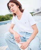 【トミーヒルフィガー/TOMMY HILFIGER】の【オンライン限定】トミーヒルフィガー ワンポイントロゴVネックオーバーサイズTシャツ ホワイト100|ID: prp329100004573837 ipo3291000000033493162