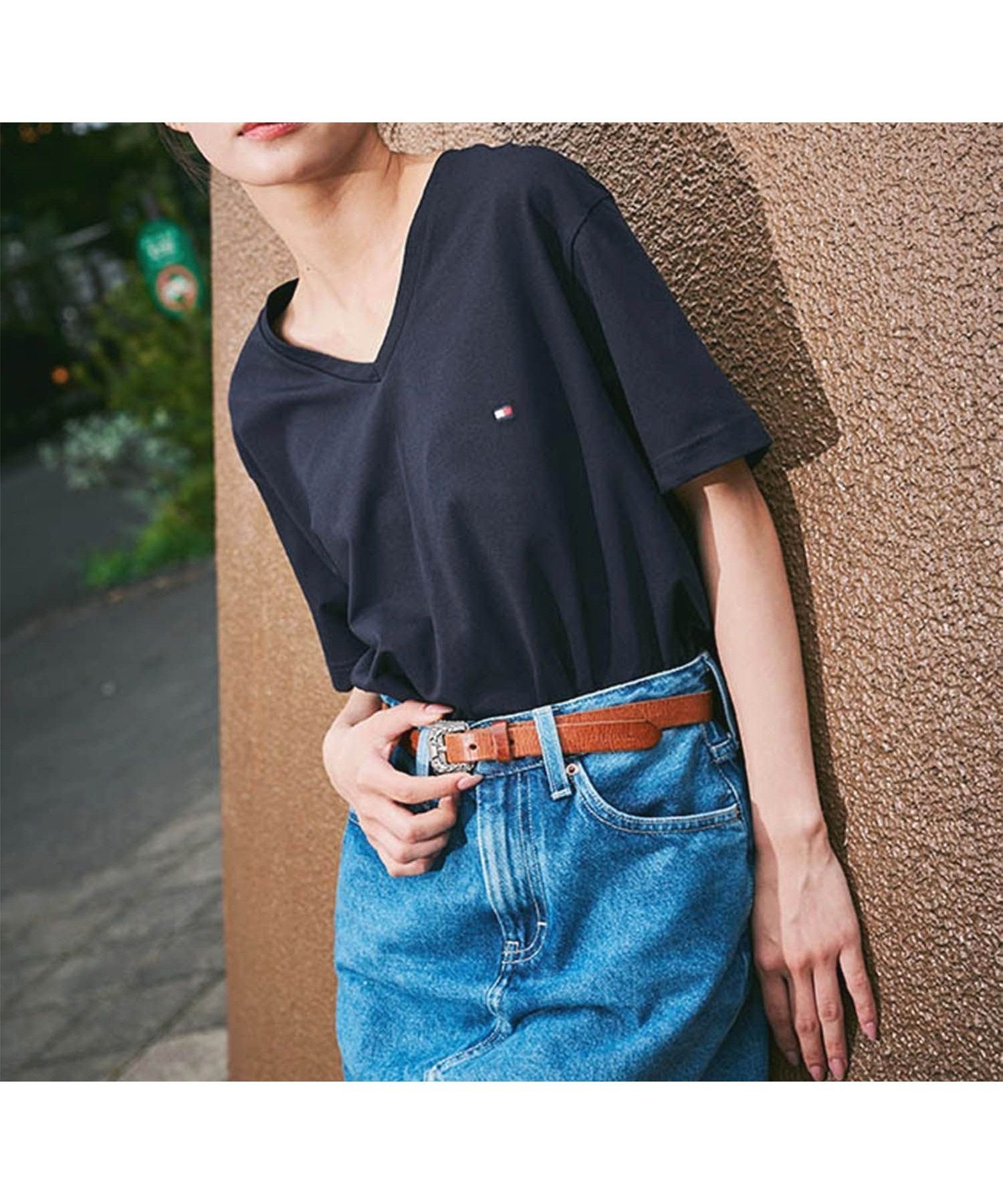 【トミーヒルフィガー/TOMMY HILFIGER】の【オンライン限定】トミーヒルフィガー ワンポイントロゴVネックオーバーサイズTシャツ インテリア・キッズ・メンズ・レディースファッション・服の通販 founy(ファニー) 　ファッション　Fashion　レディースファッション　Fashion for Women　トップス・カットソー　Cut & Sew Tops　シャツ・ブラウス・オフィスカジュアル　Elegant Blouses & Button-Ups　ロングTシャツ・Tシャツ　Longline T-Shirts & Tees　Vネックトップス　V-Neck Tops / V-Cut Neckline Shirts　アメリカン　American Style　クラシック　Classic, Timeless Style　シンプル　Simple, Minimal　ストレッチ　Stretch, Stretchy Fabric　スマート　Smart, Elegant　スラックス　Slacks, Dress Pants　デニム　Denim, Jeans Material　人気　Popular, Best Seller　フィット　Fit, Slim Fit　モダン　Modern, Contemporary　ワンポイント　One Point, Statement Accent　ゴルフ　Golf　ネイビー416|ID: prp329100004573837 ipo3291000000033493165