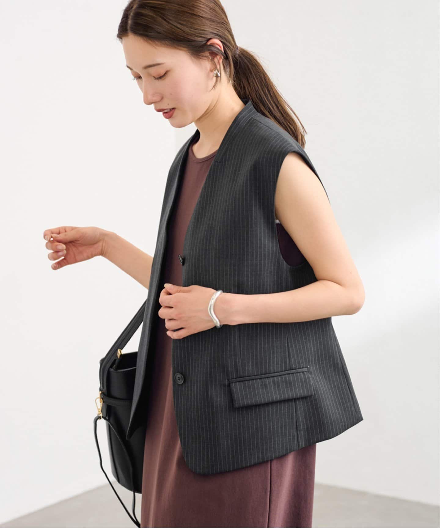 【フレームワーク/FRAMeWORK】のノーカラーベスト インテリア・キッズ・メンズ・レディースファッション・服の通販 founy(ファニー) 　ファッション　Fashion　レディースファッション　Fashion for Women　アウター　Coat / Outerwear Collection　トップス・カットソー　Cut & Sew Tops　ベスト&ジレ / 重ね着スタイル　Vests & Gilets　おすすめ　Recommended / Our Picks　セットアップ　Set-Up, Coordinated Outfit　ツイル　Twist, Twisted Detail　ベスト　Vest, Waistcoat　羽織　Haori, Light Jacket　グレー|ID: prp329100004574335 ipo3291000000033154393
