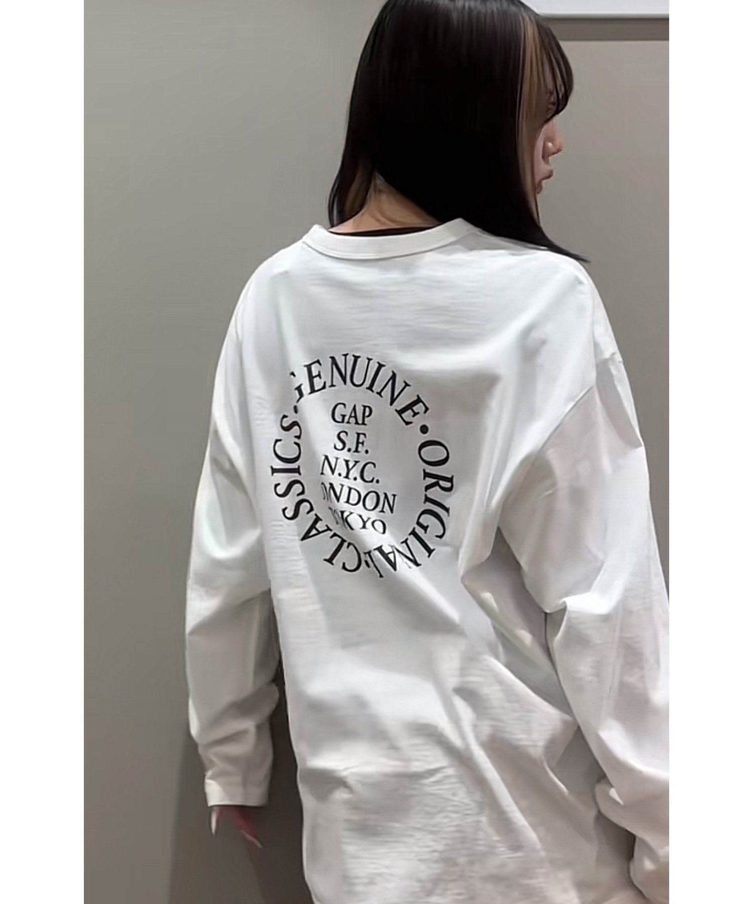 【ギャップ/GAP】のGAPシティロゴTシャツ インテリア・キッズ・メンズ・レディースファッション・服の通販 founy(ファニー) 　ファッション　Fashion　レディースファッション　WOMEN　トップス・カットソー　Tops/Tshirt　シャツ/ブラウス　Shirts/Blouses　ロング / Tシャツ　T-Shirts　おすすめ　Recommend　ダウン　Down　フィット　Fit　フロント　Front　長袖　Long Sleeve　NEW_OFF_WHITE_V2|ID: prp329100004574404 ipo3291000000032382786