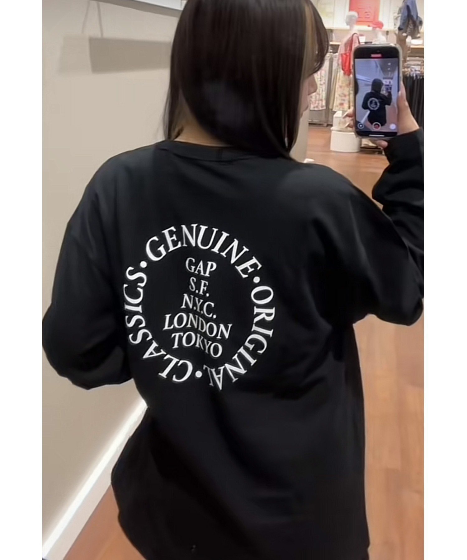 【ギャップ/GAP】のGAPシティロゴTシャツ インテリア・キッズ・メンズ・レディースファッション・服の通販 founy(ファニー) 　ファッション　Fashion　レディースファッション　WOMEN　トップス・カットソー　Tops/Tshirt　シャツ/ブラウス　Shirts/Blouses　ロング / Tシャツ　T-Shirts　おすすめ　Recommend　ダウン　Down　フィット　Fit　フロント　Front　長袖　Long Sleeve　TRUE_BLACK_V2|ID: prp329100004574404 ipo3291000000032382791