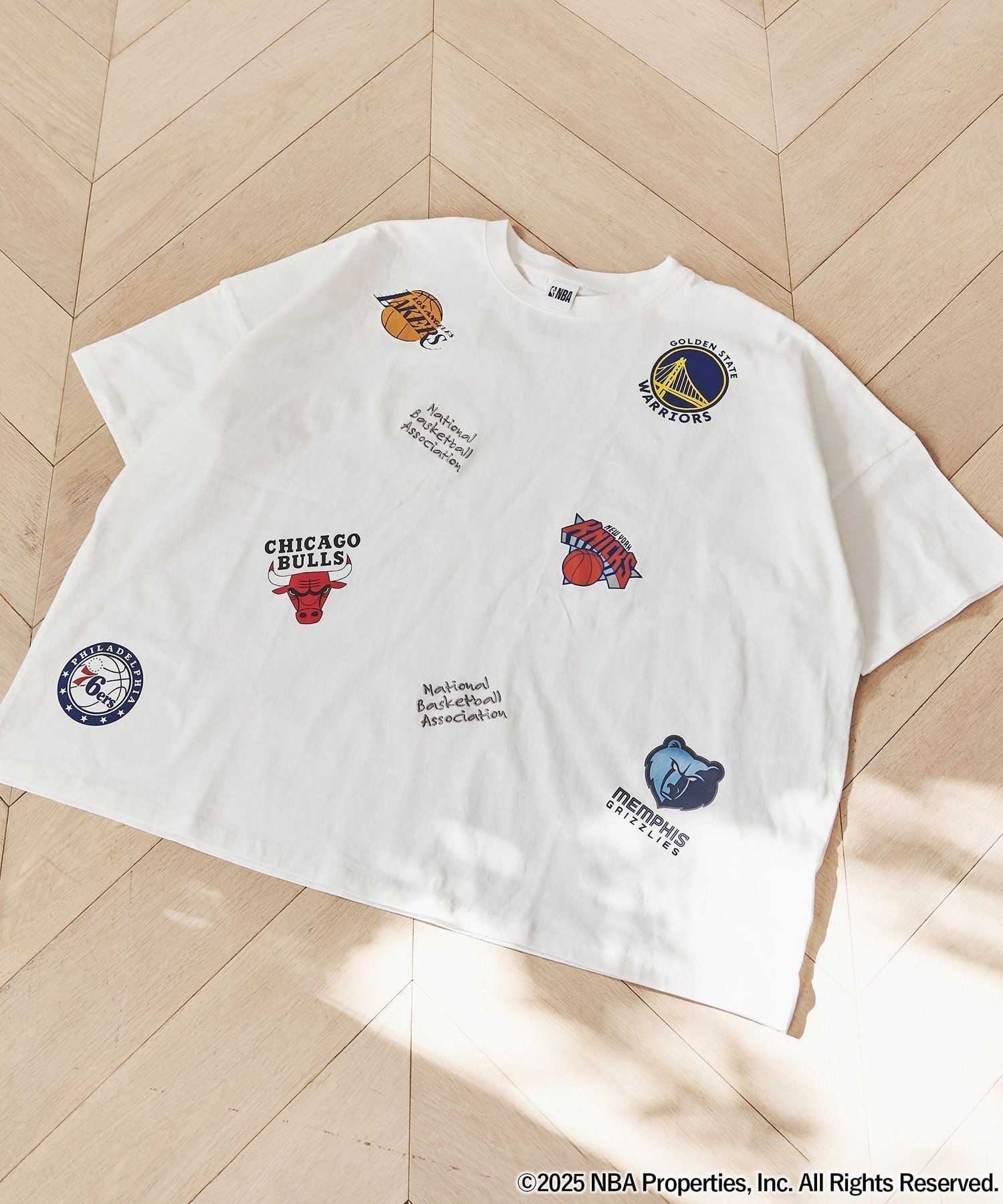 【コーエン/COEN】のNBA別注 アソートプリントビッグTシャツ インテリア・キッズ・メンズ・レディースファッション・服の通販 founy(ファニー) 　ファッション　Fashion　レディースファッション　Ladies' Fashion Online　トップス・カットソー　Tops/Tshirt　シャツ/ブラウス　Shirts/Blouses　ロング / Tシャツ　T-Shirts　コラボ　Collaboration　スポーティ　Sporty　スリット　Slit　人気　Popularity　ビッグ　Big　プリント　Print　別注　Special Order　半袖　Short Sleeve　モチーフ　Motif　ランダム　Random　リラックス　Relax　ワイド　Wide　おすすめ　Recommend　2025年　2025　2025春夏・S/S　Ss,Spring/Summer,2025　OFF WHITE|ID: prp329100004574419 ipo3291000000032608077