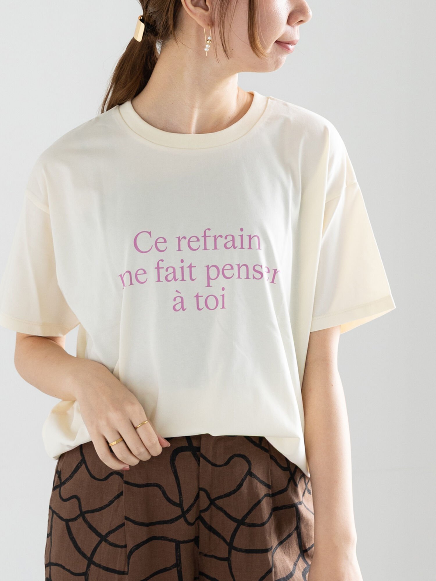 【テチチ/Te chichi】のレタードプリントTシャツ インテリア・キッズ・メンズ・レディースファッション・服の通販 founy(ファニー) 　ファッション　Fashion　レディースファッション　Fashion for Women　トップス・カットソー　Cut & Sew Tops　シャツ・ブラウス・オフィスカジュアル　Elegant Blouses & Button-Ups　ロングTシャツ・Tシャツ　Longline T-Shirts & Tees　おすすめ　Recommended / Our Picks　シンプル　Simple, Minimal　バランス　Balance, Style Balance　ベーシック　Basic, Essential　定番　Standard, Basic Item　クリーム|ID: prp329100004574543 ipo3291000000032728335