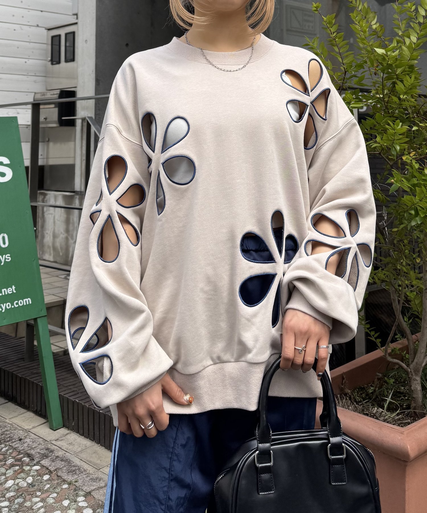 【チャオパニックティピー/CIAOPANIC TYPY】の【HELLO.SANFRANCISCO】フラワーカットアウトオーバースウェット インテリア・キッズ・メンズ・レディースファッション・服の通販 founy(ファニー) 　ファッション　Fashion　レディースファッション　WOMEN　トップス・カットソー　Tops/Tshirt　パーカ　Sweats　スウェット　Sweat　インナー　Inner　ショート　Short　スウェット　Sweat　デニム　Denim　トレンド　Trend　定番　Standard　フラワー　Flower　ルーズ　Loose　おすすめ　Recommend　アイボリー|ID: prp329100004574549 ipo3291000000032384217