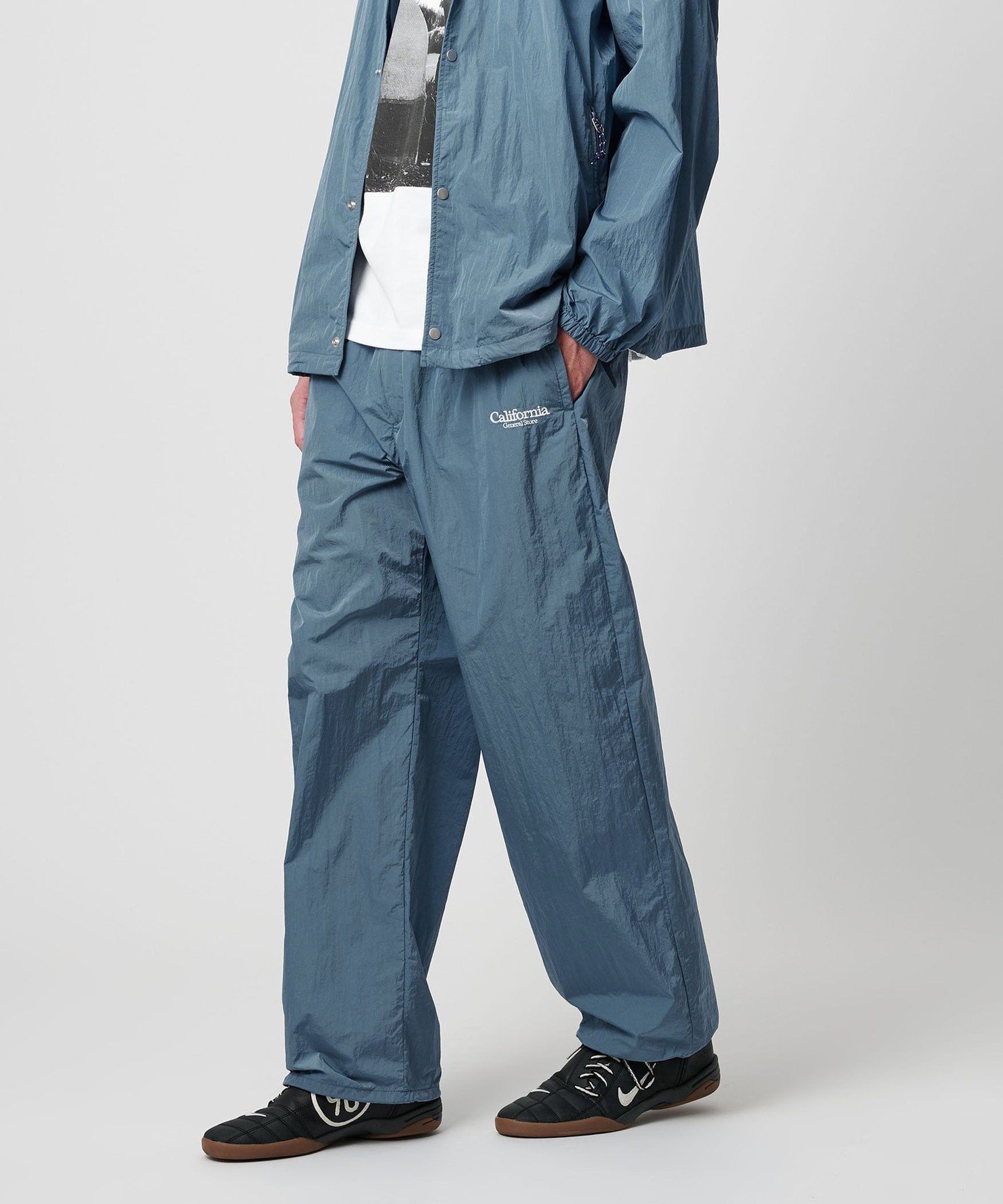 【ビューティ&ユース ユナイテッドアローズ/BEAUTY&YOUTH / UNITED ARROWS】のCGS. リサイクルナイロン エアリー トラックパンツ インテリア・キッズ・メンズ・レディースファッション・服の通販 founy(ファニー) 　ファッション　Fashion　レディースファッション　Fashion for Women　パンツ　Pants & Trousers　エアリー　Airy Texture　ストレート　Straight, Straight Cut　ドローコード　Drawcord, Drawstring Cord　ポケット　Pocket, Pocket Detail　ワイド　Wide, Wide Fit　ワッシャー　Washer, Crinkled Finish　ワンポイント　One Point, Statement Accent　COBALT|ID: prp329100004574996 ipo3291000000033454400