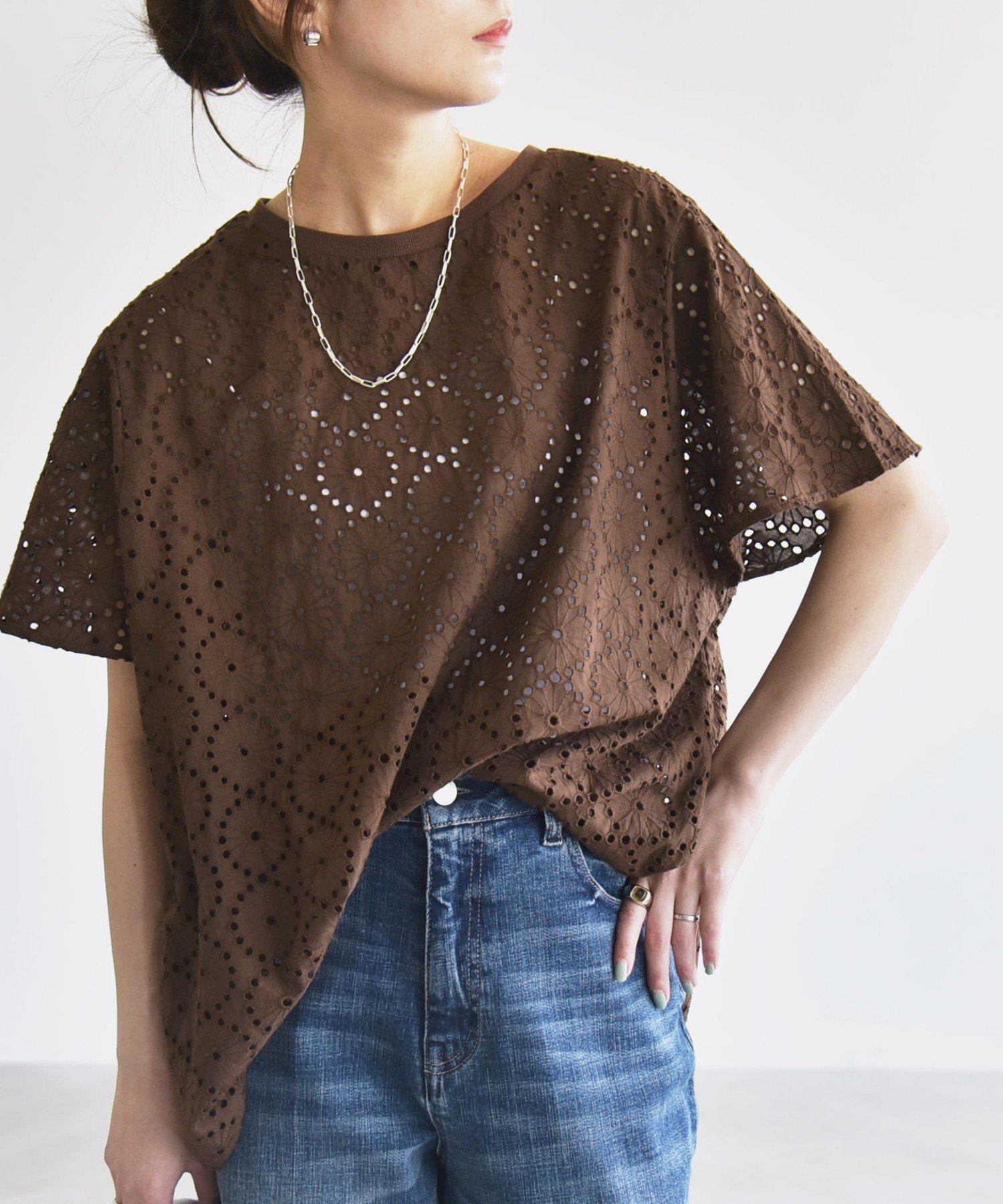 【シップス フォー ウィメン/SHIPS】のquaranciel 手洗い可能 フラワー 刺繍 アイレット ハーフスリーブ プルオーバー インテリア・キッズ・メンズ・レディースファッション・服の通販 founy(ファニー) 　ファッション　Fashion　レディースファッション　Fashion for Women　トップス・カットソー　Cut & Sew Tops　カジュアルプルオーバー・ニットトップス　Pullovers & Knit Tops / Casual Pullovers　アイレット　Eyelet Lace　アクセサリー　Fashion Accessories　洗える　Machine Washable　スラックス　Slacks, Dress Pants　スリーブ　Sleeve, Long Sleeve / Short Sleeve　デニム　Denim, Jeans Material　ハーフ　Half, Half-Length　バランス　Balance, Style Balance　フラワー　Flower, Floral　フレア　Flare, Flared　ボトム　Bottoms, Lower Wear　リラックス　Relax, Relaxed Fit　ワーク　Workwear, Utility Style　夏　Summer　2025年　2025　2025春夏・S/S　Spring/Summer 2025 SS25　ブラウン|ID: prp329100004575397 ipo3291000000032473600