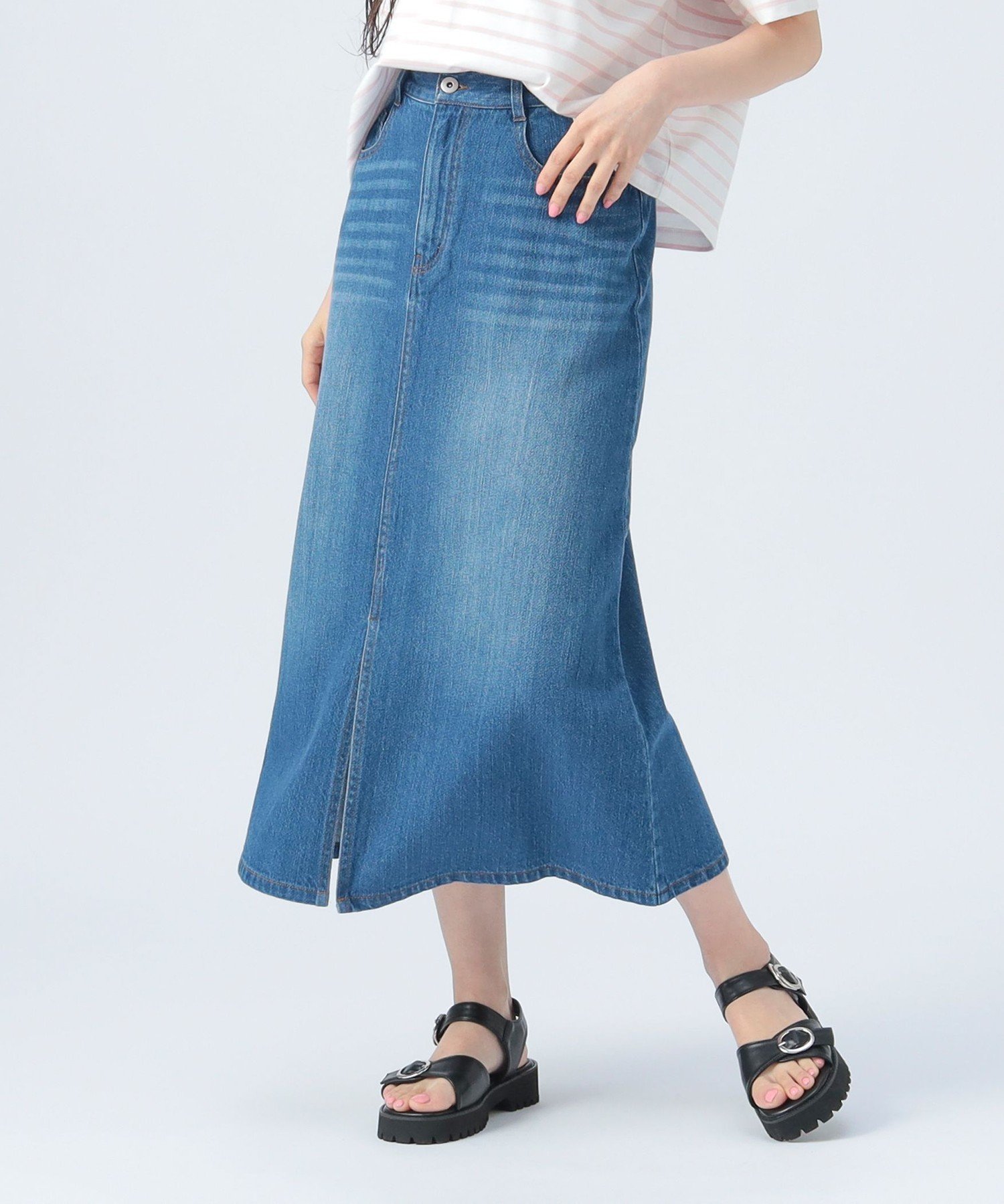 【ビームス ハート/BEAMS HEART】のスリット デニム ナロースカート インテリア・キッズ・メンズ・レディースファッション・服の通販 founy(ファニー) 　ファッション　Fashion　レディースファッション　WOMEN　スカート　Skirt　おすすめ　Recommend　サンダル　Sandals　スニーカー　Sneakers　スリット　Slit　センター　Center　デニム　Denim　トレンド　Trend　夏　Summer　春　Spring　S/S・春夏　Ss・Spring/Summer　BLEACH|ID: prp329100004575487 ipo3291000000032395682