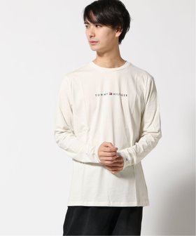 【トミーヒルフィガー/TOMMY HILFIGER】の【オンライン限定】ロゴロングスリーブTシャツ ロンT 人気、トレンドファッション・服の通販 founy(ファニー) ファッション Fashion レディースファッション Fashion for Women トップス・カットソー Cut & Sew Tops シャツ・ブラウス・オフィスカジュアル Elegant Blouses & Button-Ups ロングTシャツ・Tシャツ Longline T-Shirts & Tees アメリカン American Style インナー Innerwear クラシック Classic, Timeless Style ゴルフ Golf シンプル Simple, Minimal スリーブ Sleeve, Long Sleeve / Short Sleeve デニム Denim, Jeans Material フィット Fit, Slim Fit フロント Front, Front Design モダン Modern, Contemporary レギュラー Regular, Standard Fit ロング Long, Long-Length 人気 Popular, Best Seller 定番 Standard, Basic Item |ID:prp329100004575670