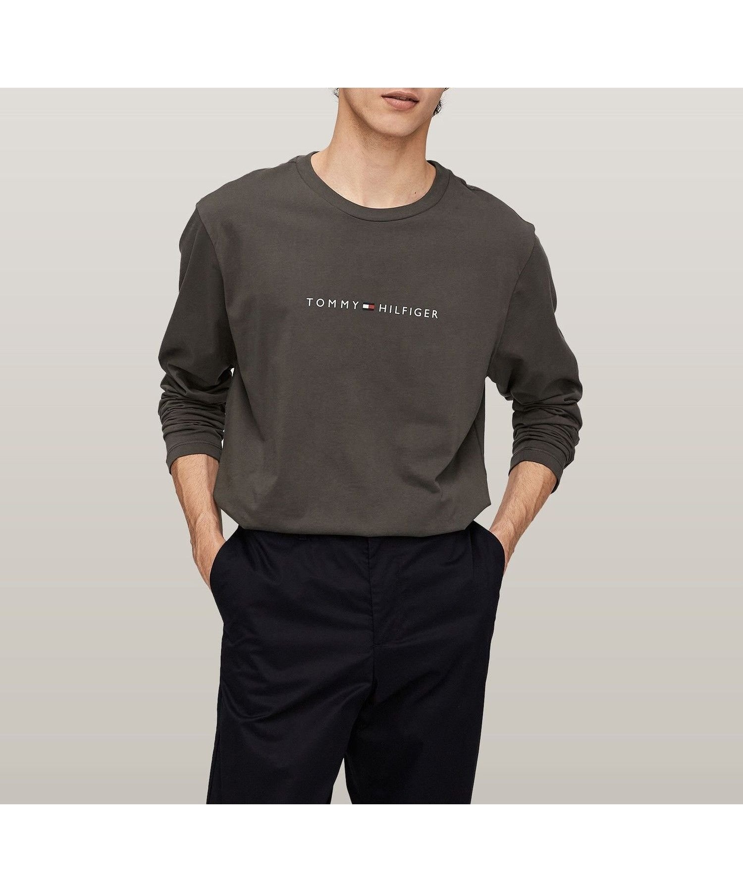 【トミーヒルフィガー/TOMMY HILFIGER】の【オンライン限定】ロゴロングスリーブTシャツ ロンT インテリア・キッズ・メンズ・レディースファッション・服の通販 founy(ファニー) 　ファッション　Fashion　レディースファッション　Fashion for Women　トップス・カットソー　Cut & Sew Tops　シャツ・ブラウス・オフィスカジュアル　Elegant Blouses & Button-Ups　ロングTシャツ・Tシャツ　Longline T-Shirts & Tees　アメリカン　American Style　インナー　Innerwear　クラシック　Classic, Timeless Style　ゴルフ　Golf　シンプル　Simple, Minimal　スリーブ　Sleeve, Long Sleeve / Short Sleeve　デニム　Denim, Jeans Material　フィット　Fit, Slim Fit　フロント　Front, Front Design　モダン　Modern, Contemporary　レギュラー　Regular, Standard Fit　ロング　Long, Long-Length　人気　Popular, Best Seller　定番　Standard, Basic Item　グレーPTY|ID: prp329100004575670 ipo3291000000033647157