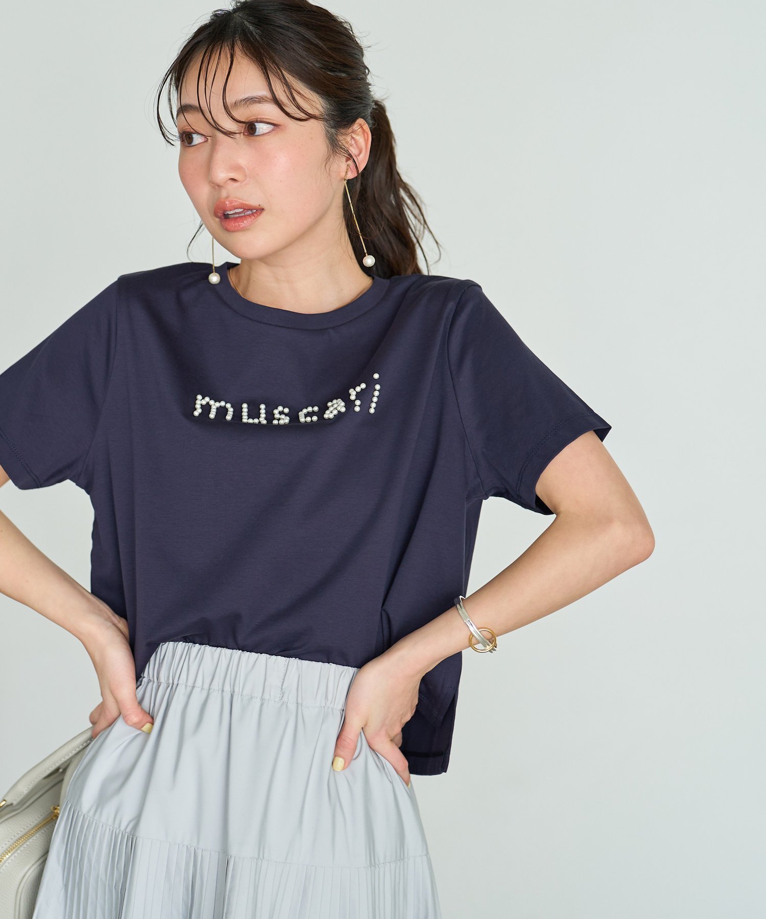 【ラブティックボンボン/La boutique BonBon】の【最強愛されパールロゴ】パールモチーフクロップドTシャツ インテリア・キッズ・メンズ・レディースファッション・服の通販 founy(ファニー) 　ファッション　Fashion　レディースファッション　Fashion for Women　トップス・カットソー　Cut & Sew Tops　シャツ・ブラウス・オフィスカジュアル　Elegant Blouses & Button-Ups　ロングTシャツ・Tシャツ　Longline T-Shirts & Tees　おすすめ　Recommended / Our Picks　インナー　Innerwear　クロップド　Cropped, Short Length　バランス　Balance, Style Balance　パール　Pearl, Pearl Accent　ボトム　Bottoms, Lower Wear　モチーフ　Motif, Design Theme　ネイビー|ID: prp329100004575685 ipo3291000000032762460