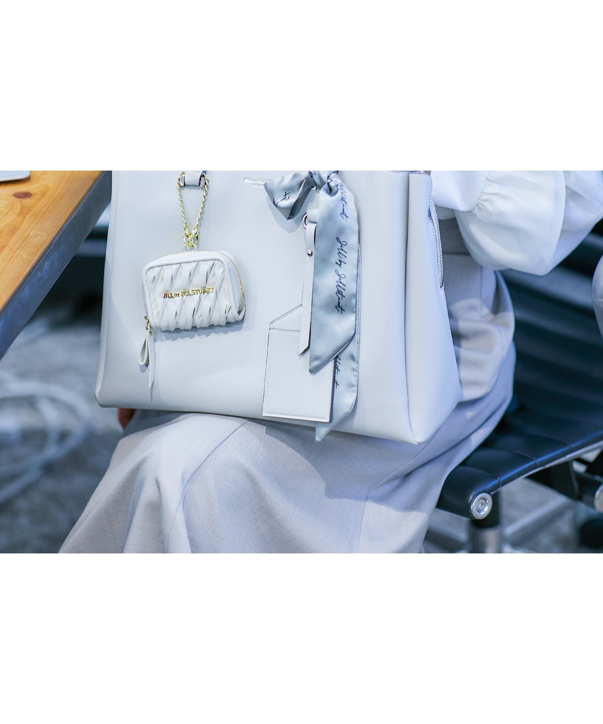 【ジルバイジルスチュアート/JILL by JILLSTUART】のSVPスカーフトートバッグ インテリア・キッズ・メンズ・レディースファッション・服の通販 founy(ファニー) 　ファッション　Fashion　レディースファッション　Fashion for Women　バッグ　Bags　おすすめ　Recommended / Our Picks　スカーフ　Scarf, Neckwear　チャーム　Charm, Pendant　フォルム　Silhouette, Form　ブルーグレー|ID: prp329100004575952 ipo3291000000033708916