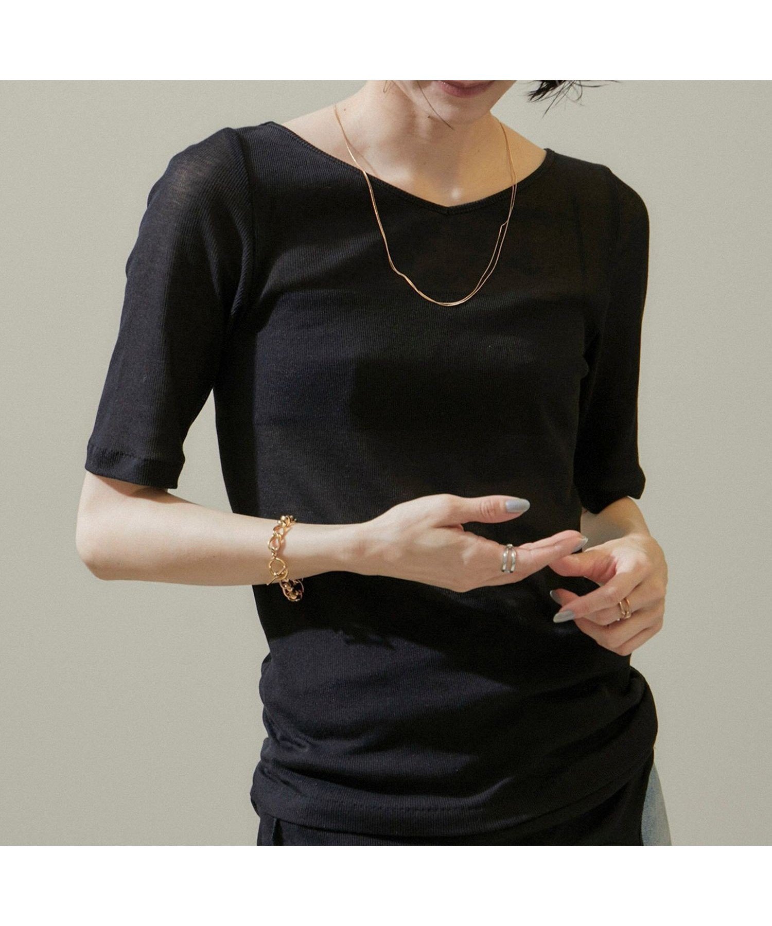 【サロン アダム エ ロペ/SALON adam et rope'】のnu=layerジェントルVネックシアーTシャツ インテリア・キッズ・メンズ・レディースファッション・服の通販 founy(ファニー) 　ファッション　Fashion　レディースファッション　Fashion for Women　トップス・カットソー　Cut & Sew Tops　シャツ・ブラウス・オフィスカジュアル　Elegant Blouses & Button-Ups　ロングTシャツ・Tシャツ　Longline T-Shirts & Tees　Vネックトップス　V-Neck Tops / V-Cut Neckline Shirts　おすすめ　Recommended / Our Picks　インナー　Innerwear　エアリー　Airy Texture　キャミ　Camisole, Cami Top　タンク　Tank Top, Sleeveless Top　デコルテ　Décolleté, Neckline　バランス　Balance, Style Balance　フィット　Fit, Slim Fit　定番　Standard, Basic Item　ブラック(01)|ID: prp329100004576076 ipo3291000000033493332