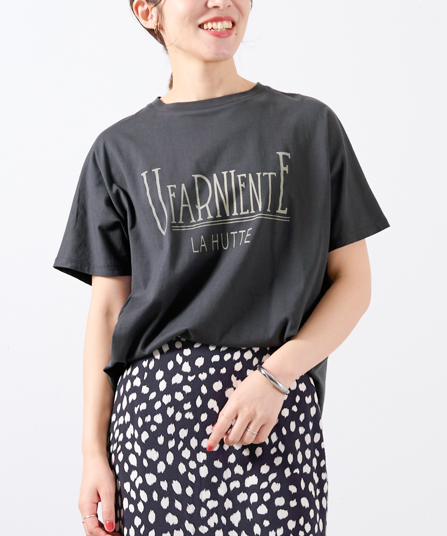 【マイカ ディール/MICA & DEAL】の【La Hutte*MICA DEAL】 UFARNIENTE ロゴプリントT-shirt インテリア・キッズ・メンズ・レディースファッション・服の通販 founy(ファニー) 　ファッション　Fashion　レディースファッション　Ladies' Fashion Online　トップス・カットソー　Tops/Tshirt　シャツ/ブラウス　Shirts/Blouses　ロング / Tシャツ　T-Shirts　アウトドア　Outdoor　スペシャル　Special　フランス　France　プリント　Print　定番　Standard　CHARCOAL|ID: prp329100004576096 ipo3291000000032669246