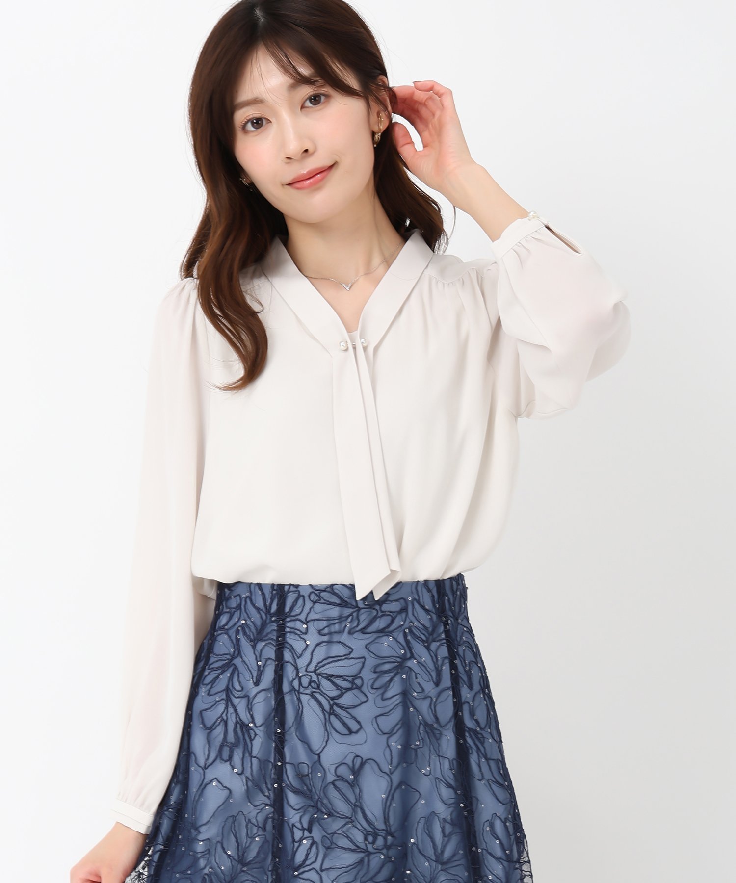 【ミッシュマッシュ/MISCH MASCH】の【ON/OFF使える万能アイテム】パールバー付きタイブラウス/MM518101 インテリア・キッズ・メンズ・レディースファッション・服の通販 founy(ファニー) 　ファッション　Fashion　レディースファッション　Fashion for Women　トップス・カットソー　Cut & Sew Tops　シャツ・ブラウス・オフィスカジュアル　Elegant Blouses & Button-Ups　エレガント 上品　Elegant　ギャザー　Gathered, Ruffled　パール　Pearl, Pearl Accent　ビジネス 仕事 通勤　Business / Work / Commuting　ベージュ|ID: prp329100004577218 ipo3291000000033671251