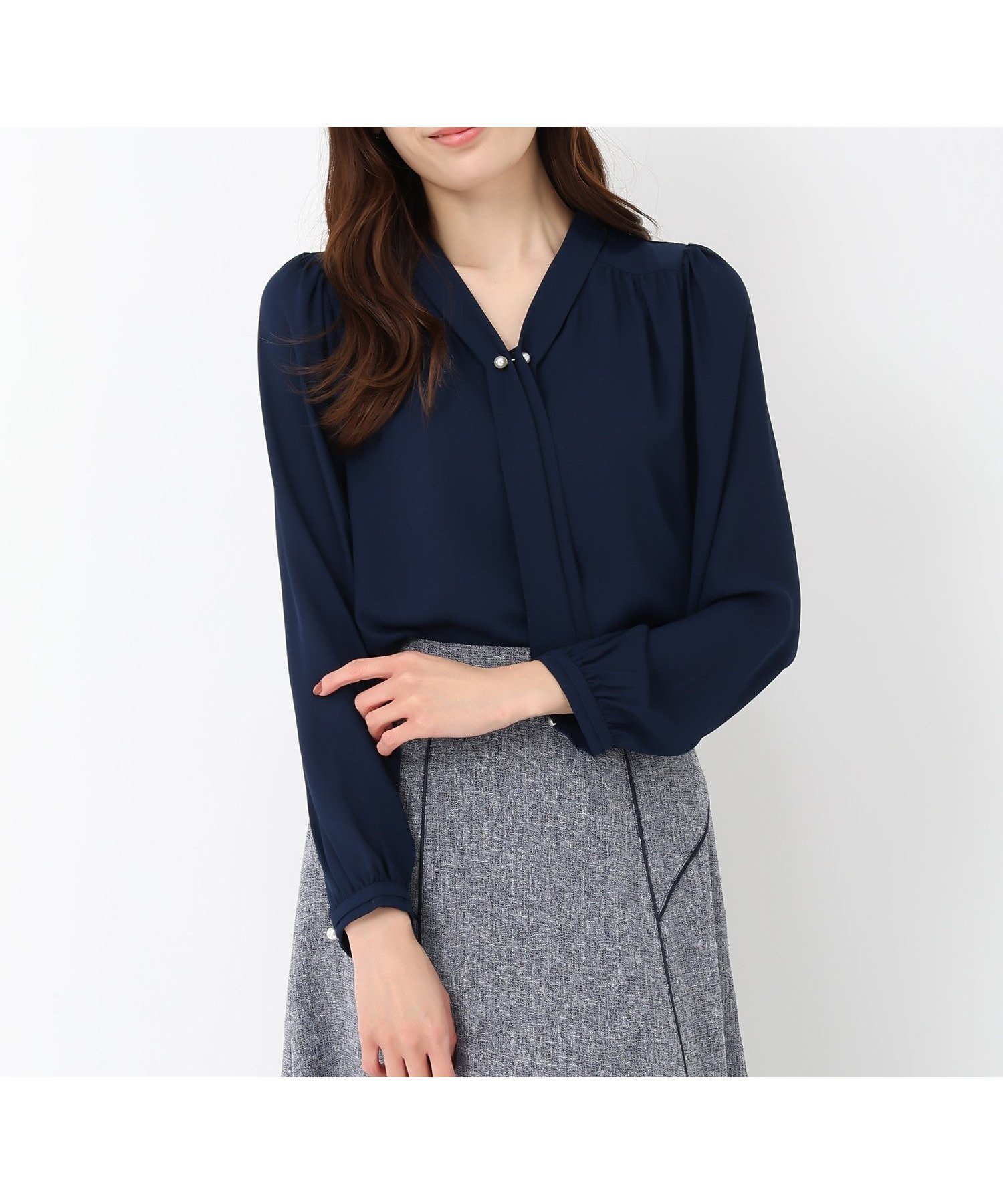 【ミッシュマッシュ/MISCH MASCH】の【ON/OFF使える万能アイテム】パールバー付きタイブラウス/MM518101 インテリア・キッズ・メンズ・レディースファッション・服の通販 founy(ファニー) 　ファッション　Fashion　レディースファッション　Fashion for Women　トップス・カットソー　Cut & Sew Tops　シャツ・ブラウス・オフィスカジュアル　Elegant Blouses & Button-Ups　エレガント 上品　Elegant　ギャザー　Gathered, Ruffled　パール　Pearl, Pearl Accent　ビジネス 仕事 通勤　Business / Work / Commuting　ネイビー|ID: prp329100004577218 ipo3291000000033671255