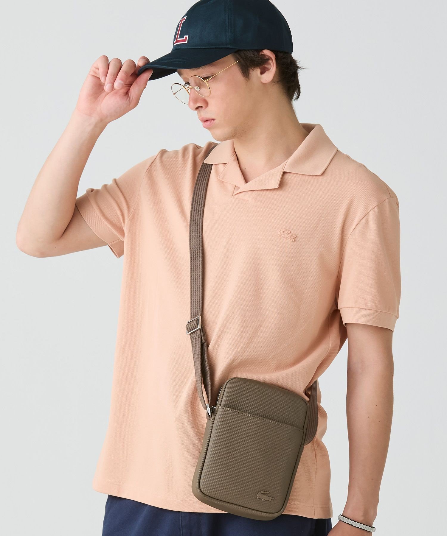 【ラコステ/LACOSTE / MEN】のメンズクラシック バーティカルカメラバッグ インテリア・キッズ・メンズ・レディースファッション・服の通販 founy(ファニー) 　ファッション　Fashion　メンズファッション　Fashion for Men　バッグ　Bags　カメラ　Camera Accessories　クラシック　Classic, Timeless Style　コンパクト　Compact, Small Size　スタイリッシュ　Stylish, Fashionable　スマート　Smart, Elegant　パッチ　Patch, Appliqué　フラット　Flat, Flat Shoes　フロント　Front, Front Design　ポケット　Pocket, Pocket Detail　メンズ　Men's, Menswear　ラップ　Wrap, Wrap Design　定番　Standard, Basic Item　鹿の子　Piqué, Kanoko Fabric　サンドベージュ|ID: prp329100004577253 ipo3291000000033163051