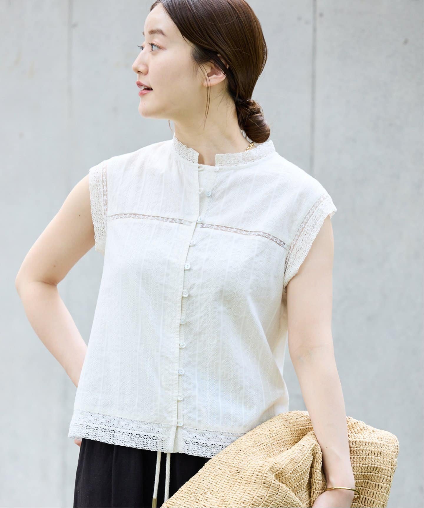 【イエナ/IENA】のインドドビーレースブラウス インテリア・キッズ・メンズ・レディースファッション・服の通販 founy(ファニー) 　ファッション　Fashion　レディースファッション　Ladies' Fashion Online　トップス・カットソー　Tops/Tshirt　シャツ/ブラウス　Shirts/Blouses　2025年　2025　2025春夏・S/S　Ss,Spring/Summer,2025　インド　India　コンパクト　Compact　スタンド　Stand　ストライプ　Stripe　デニム　Denim　バランス　Balance　レース　Race　ワイド　Wide　エレガント 上品　Elegant　夏　Summer　ホワイト|ID: prp329100004577302 ipo3291000000032688939