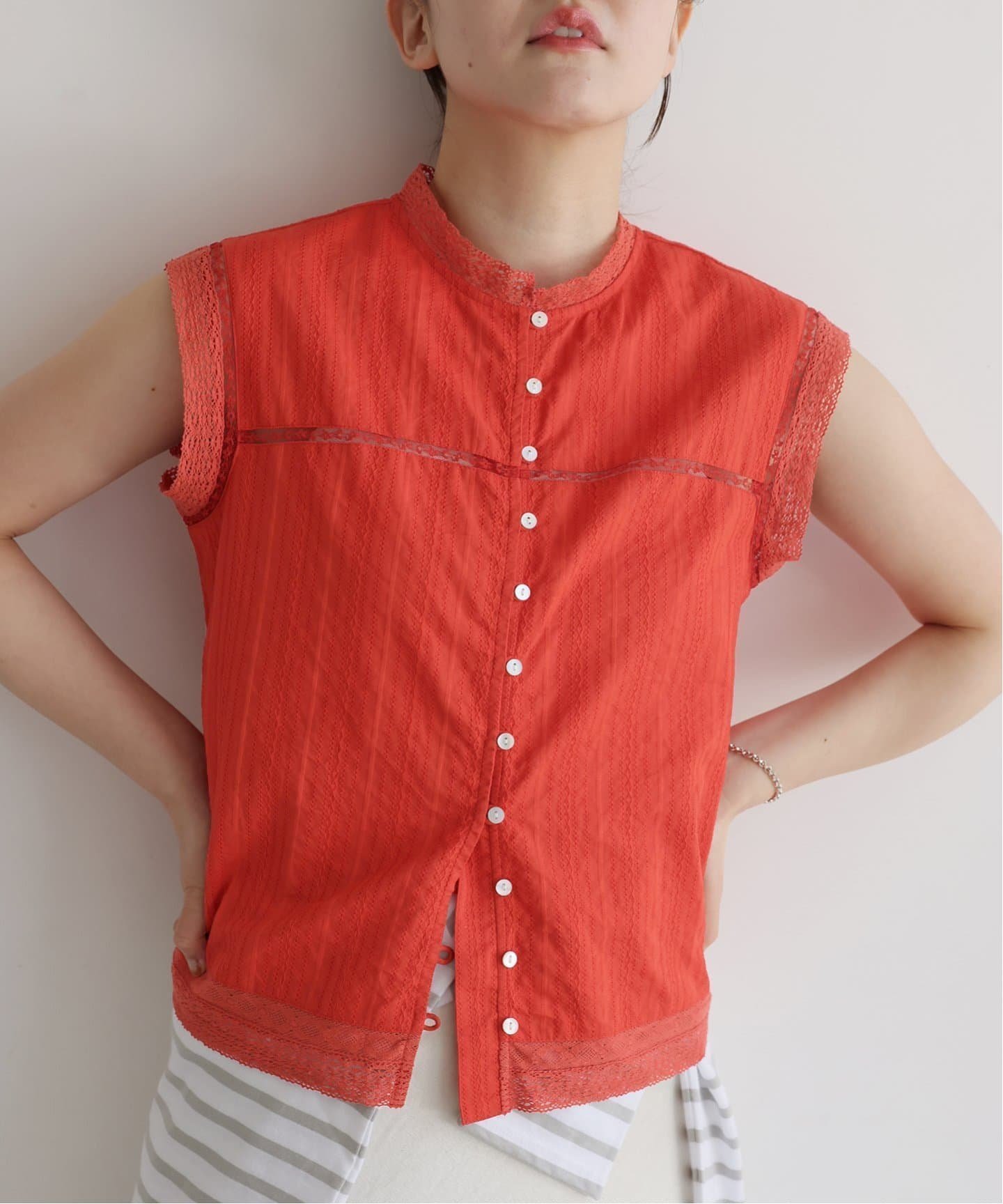 【イエナ/IENA】のインドドビーレースブラウス インテリア・キッズ・メンズ・レディースファッション・服の通販 founy(ファニー) 　ファッション　Fashion　レディースファッション　Ladies' Fashion Online　トップス・カットソー　Tops/Tshirt　シャツ/ブラウス　Shirts/Blouses　2025年　2025　2025春夏・S/S　Ss,Spring/Summer,2025　インド　India　コンパクト　Compact　スタンド　Stand　ストライプ　Stripe　デニム　Denim　バランス　Balance　レース　Race　ワイド　Wide　エレガント 上品　Elegant　夏　Summer　レッド|ID: prp329100004577302 ipo3291000000032688940