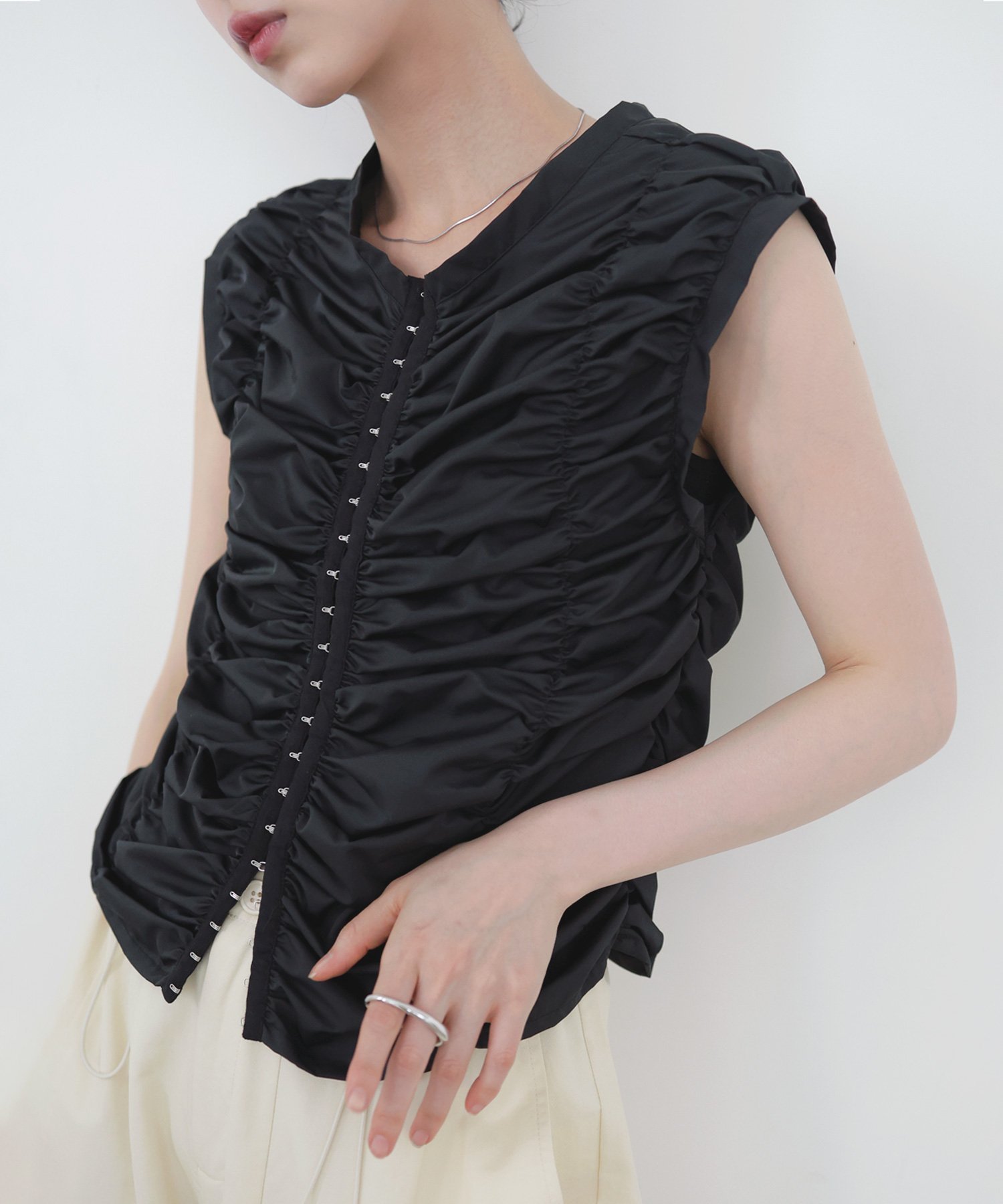 【リアン/Lian】のシャーリングホックプルオーバー インテリア・キッズ・メンズ・レディースファッション・服の通販 founy(ファニー) 　ファッション　Fashion　レディースファッション　Ladies' Fashion Online　トップス・カットソー　Tops/Tshirt　プルオーバー　Pullover　シャーリング　Shirring　ノースリーブ　No Sleeve　ベスト　Vest　ブラック|ID: prp329100004577375 ipo3291000000032611202