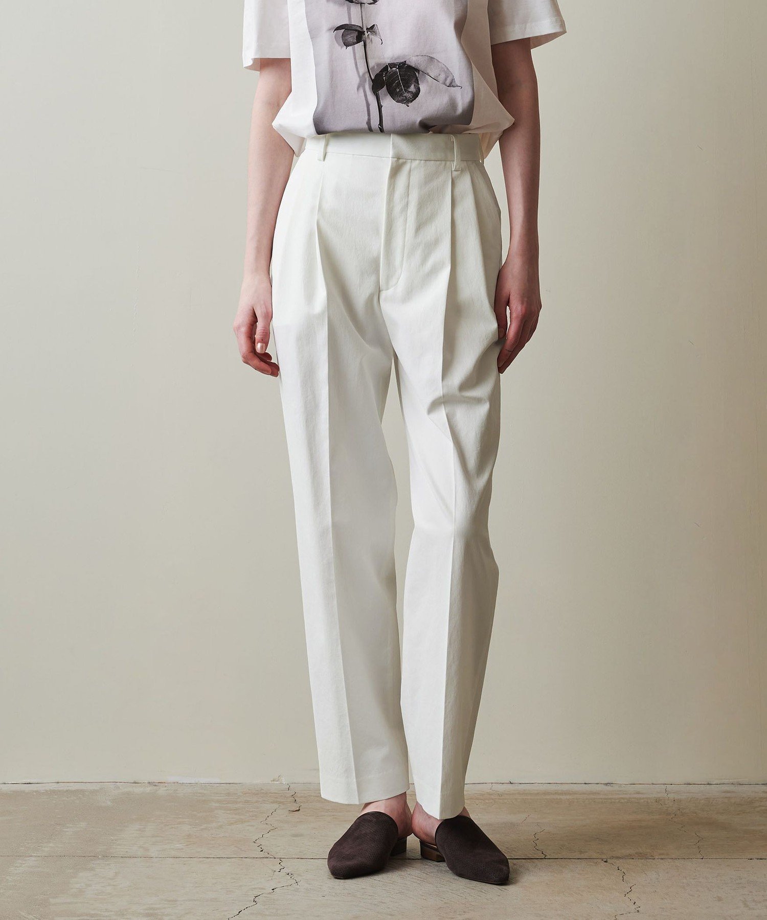 【ビューティ&ユース ユナイテッドアローズ/BEAUTY&YOUTH / UNITED ARROWS】のSteven Alan タック テーパード パンツ インテリア・キッズ・メンズ・レディースファッション・服の通販 founy(ファニー) 　ファッション　Fashion　レディースファッション　WOMEN　パンツ　Pants　シューズ　Shoes　スニーカー　Sneakers　テーパード　Tapered　フォルム　Form　フラット　Flat　フロント　Front　エレガント 上品　Elegant　WHITE|ID: prp329100004577462 ipo3291000000032486165
