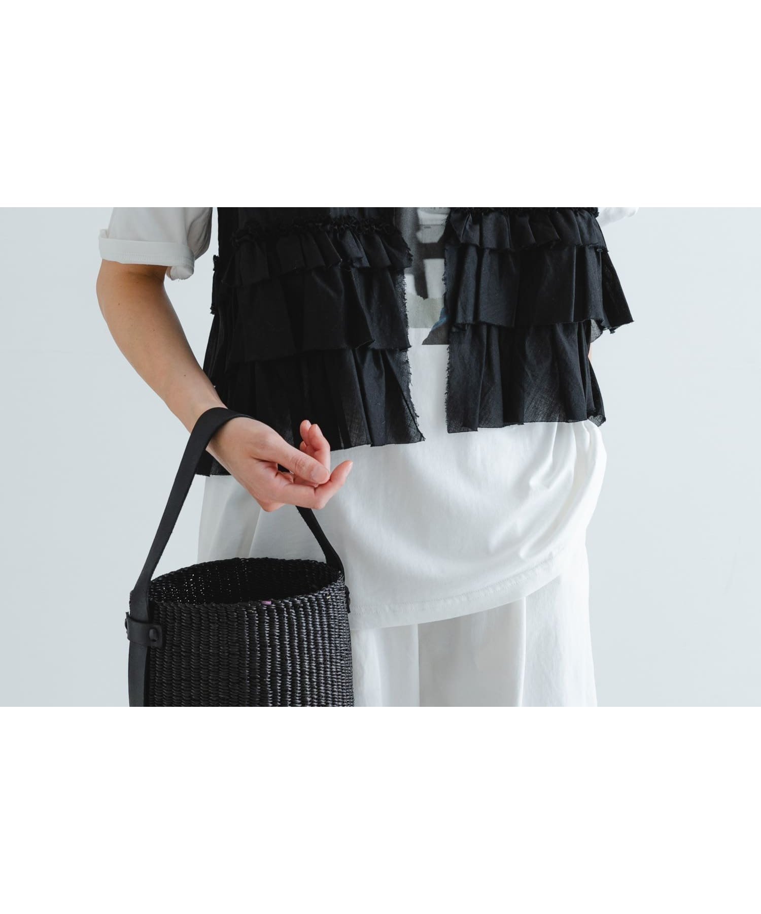【アーバンリサーチ/URBAN RESEARCH】のノースリーブフリルブラウス インテリア・キッズ・メンズ・レディースファッション・服の通販 founy(ファニー) 　ファッション　Fashion　レディースファッション　Ladies' Fashion Online　トップス・カットソー　Tops/Tshirt　キャミソール / ノースリーブ　No Sleeves　シャツ/ブラウス　Shirts/Blouses　2025年　2025　2025春夏・S/S　Ss,Spring/Summer,2025　おすすめ　Recommend　カットオフ　Cut Off　シンプル　Simple　スラックス　Slacks　デニム　Denim　フリル　Frills　フロント　Front　ランダム　Random　夏　Summer　S/S・春夏　Ss・Spring/Summer　BLACK|ID: prp329100004577494 ipo3291000000032683735