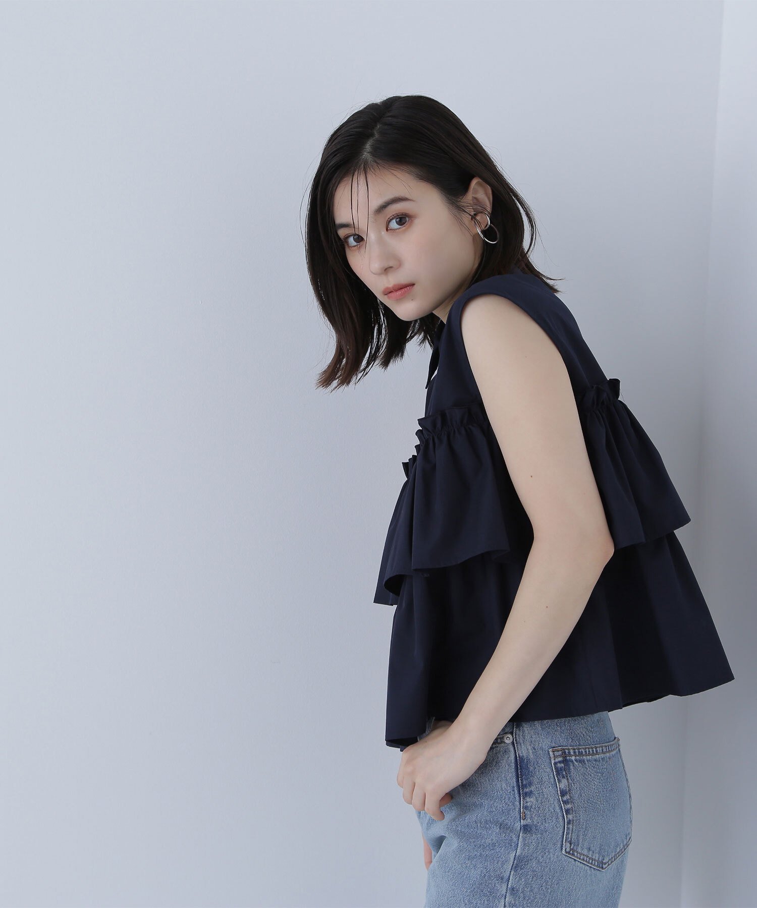 【ナチュラル ビューティー ベーシック/NATURAL BEAUTY BASIC】のティアードフリルシャツ インテリア・キッズ・メンズ・レディースファッション・服の通販 founy(ファニー) 　ファッション　Fashion　レディースファッション　Ladies' Fashion Online　トップス・カットソー　Tops/Tshirt　シャツ/ブラウス　Shirts/Blouses　おすすめ　Recommend　シンプル　Simple　スタイリッシュ　Stylish　デニム　Denim　フリル　Frills　ネイビー|ID: prp329100004577501 ipo3291000000032643912