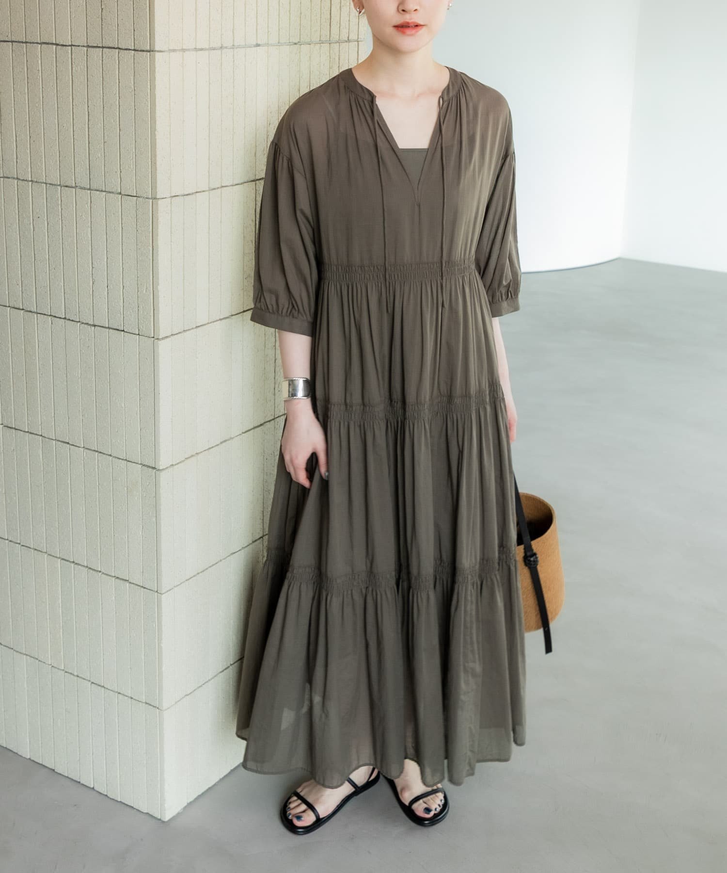 【アーバンリサーチ/URBAN RESEARCH】のコットンボイルティアードワンピース インテリア・キッズ・メンズ・レディースファッション・服の通販 founy(ファニー) 　ファッション　Fashion　レディースファッション　Ladies' Fashion Online　ワンピース　Dress　2025年　2025　2025春夏・S/S　Ss,Spring/Summer,2025　おすすめ　Recommend　インナーキャミ　Inner Cami　サンダル　Sandals　ティアード　Tiered　バングル　Bangle　夏　Summer　旅行　Travel　S/S・春夏　Ss・Spring/Summer　KHAKI|ID: prp329100004578286 ipo3291000000032691221
