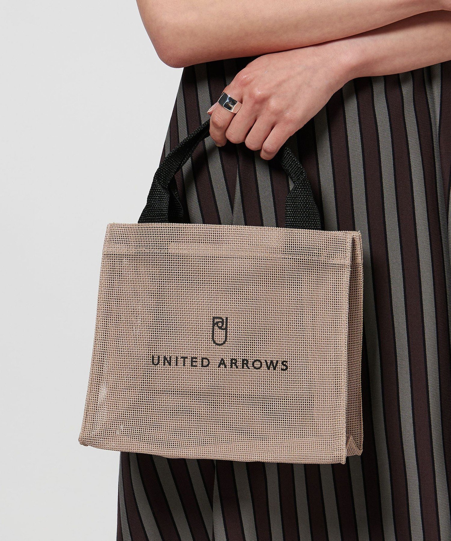 【ユナイテッドアローズ/UNITED ARROWS】のロゴ メッシュ トートバッグ S インテリア・キッズ・メンズ・レディースファッション・服の通販 founy(ファニー) 　ファッション　Fashion　レディースファッション　Ladies' Fashion Online　バッグ　Bag　おすすめ　Recommend　ポケット　Pocket　メッシュ　Mesh　モノトーン　Monotone　人気　Popularity　夏　Summer　春　Spring　S/S・春夏　Ss・Spring/Summer　BEIGE|ID: prp329100004579451 ipo3291000000032639626