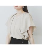 【インデックス/INDEX】の《7色展開/S-LLサイズ》フリルタックスリーブキーネックブラウス【吸水速乾/洗濯機可/イージーアイロン/抗ピル】 グレージュ|ID: prp329100004579852 ipo3291000000033612515
