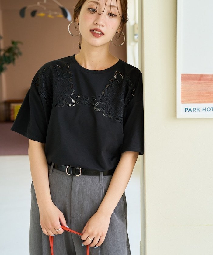 【フリークスストア/FREAK'S STORE】の花柄 カットワーク 刺繍 ルーズ 半袖 Tシャツ【限定展開】 インテリア・キッズ・メンズ・レディースファッション・服の通販 founy(ファニー) 　ファッション　Fashion　レディースファッション　Fashion for Women　トップス・カットソー　Cut & Sew Tops　シャツ・ブラウス・オフィスカジュアル　Elegant Blouses & Button-Ups　ロングTシャツ・Tシャツ　Longline T-Shirts & Tees　花柄・フラワープリント・モチーフ　Floral Prints & Motifs / Flower Pattern Tops　2025年　2025　2025春夏・S/S　Spring/Summer 2025 SS25　おすすめ　Recommended / Our Picks　ストラップサンダル　Strappy Sandals, Strap Sandals　スニーカー　Sneakers, Trainers　スラックス　Slacks, Dress Pants　デコルテ　Décolleté, Neckline　デニム　Denim, Jeans Material　リラックス　Relax, Relaxed Fit　ルーズ　Loose, Oversized　ワイド　Wide, Wide Fit　ワーク　Workwear, Utility Style　エレガント 上品　Elegant　半袖　Short Sleeve, Half Sleeve　夏　Summer　S/S・春夏　SS, Spring/Summer, Warm Season　ブラック|ID: prp329100004579874 ipo3291000000033581099