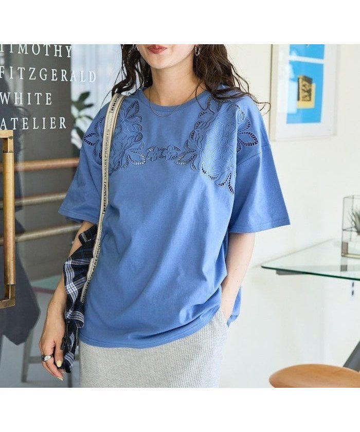 【フリークスストア/FREAK'S STORE】の花柄 カットワーク 刺繍 ルーズ 半袖 Tシャツ【限定展開】 インテリア・キッズ・メンズ・レディースファッション・服の通販 founy(ファニー) 　ファッション　Fashion　レディースファッション　Fashion for Women　トップス・カットソー　Cut & Sew Tops　シャツ・ブラウス・オフィスカジュアル　Elegant Blouses & Button-Ups　ロングTシャツ・Tシャツ　Longline T-Shirts & Tees　花柄・フラワープリント・モチーフ　Floral Prints & Motifs / Flower Pattern Tops　2025年　2025　2025春夏・S/S　Spring/Summer 2025 SS25　おすすめ　Recommended / Our Picks　ストラップサンダル　Strappy Sandals, Strap Sandals　スニーカー　Sneakers, Trainers　スラックス　Slacks, Dress Pants　デコルテ　Décolleté, Neckline　デニム　Denim, Jeans Material　リラックス　Relax, Relaxed Fit　ルーズ　Loose, Oversized　ワイド　Wide, Wide Fit　ワーク　Workwear, Utility Style　エレガント 上品　Elegant　半袖　Short Sleeve, Half Sleeve　夏　Summer　S/S・春夏　SS, Spring/Summer, Warm Season　ブルー|ID: prp329100004579874 ipo3291000000033581101