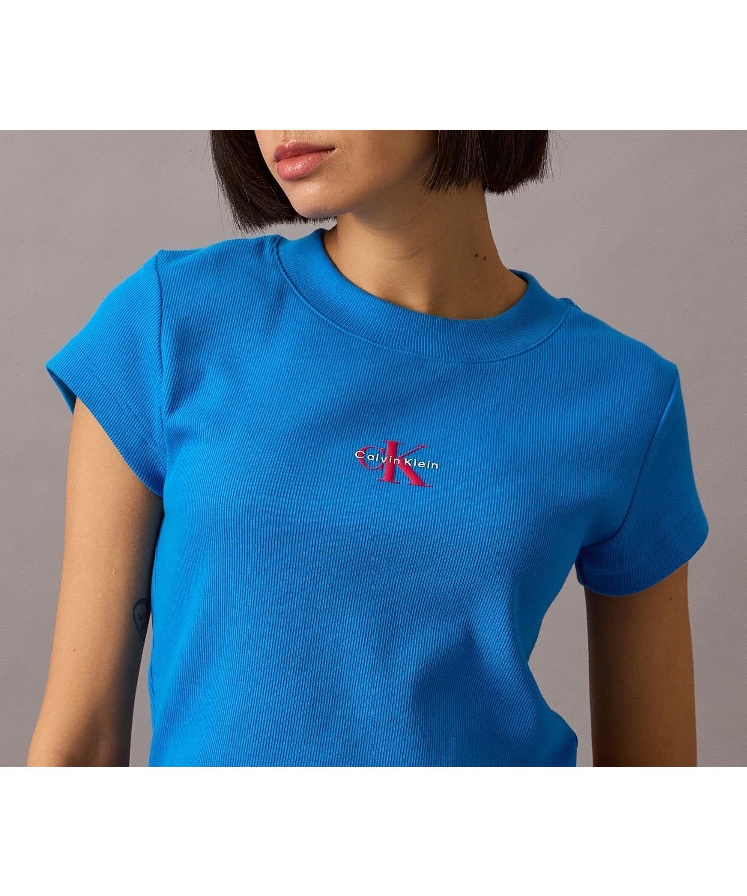 【カルバンクライン/Calvin Klein】の【公式ショップ】 カルバンクライン モノグラム ベイビーTシャツ Calvin Klein Jeans 47AB802 インテリア・キッズ・メンズ・レディースファッション・服の通販 founy(ファニー) 　ファッション　Fashion　レディースファッション　Ladies' Fashion Online　トップス・カットソー　Tops/Tshirt　シャツ/ブラウス　Shirts/Blouses　ロング / Tシャツ　T-Shirts　エンブロイダリー　Embroidery　フィット　Fit　French Blue|ID: prp329100004579927 ipo3291000000032479046