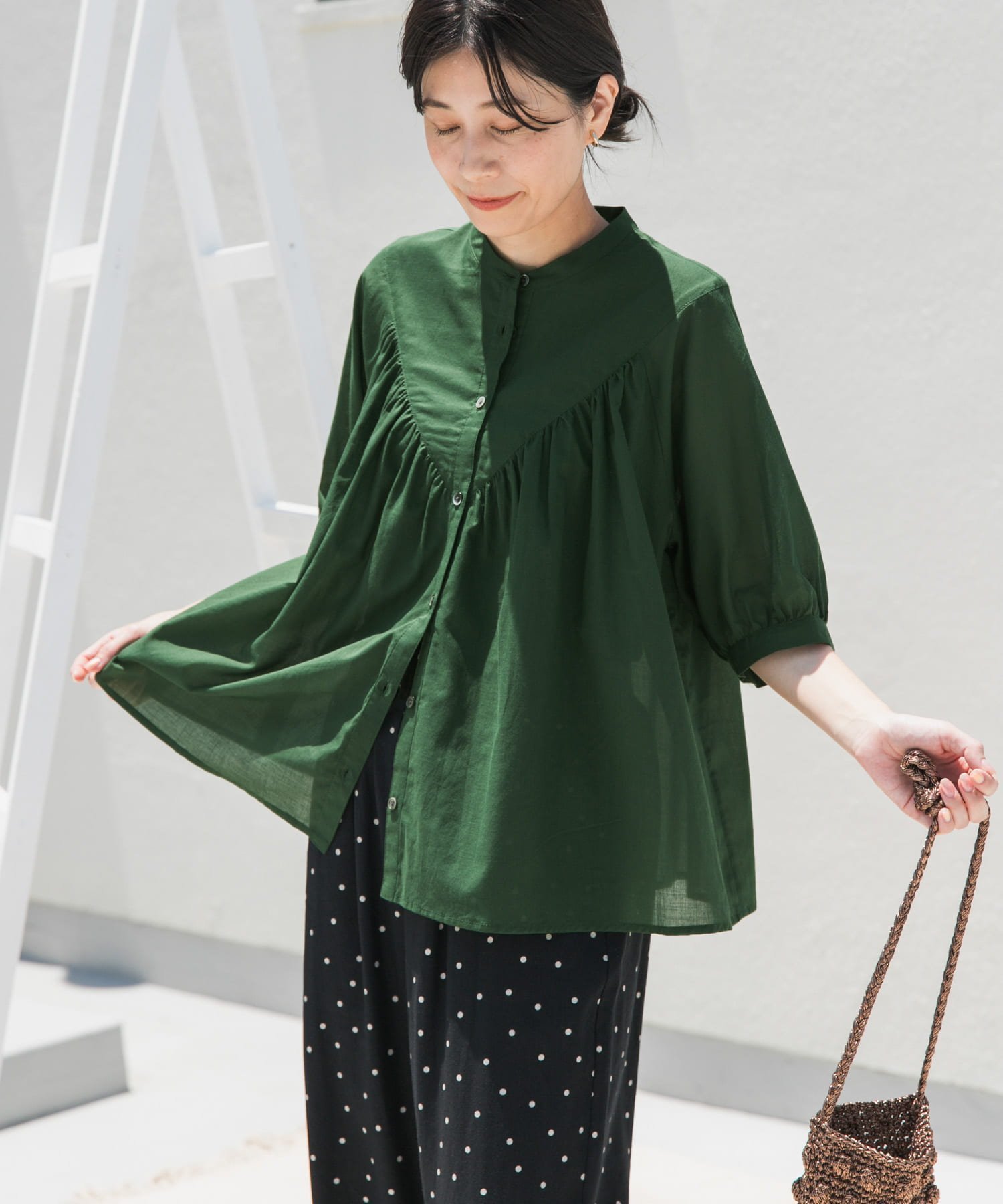 【アーバンリサーチ ドアーズ/URBAN RESEARCH DOORS】のコットンボイルV切替ギャザーブラウス インテリア・キッズ・メンズ・レディースファッション・服の通販 founy(ファニー) 　ファッション　Fashion　レディースファッション　WOMEN　トップス・カットソー　Tops/Tshirt　シャツ/ブラウス　Shirts/Blouses　2025年　2025　2025春夏・S/S　Ss,Spring/Summer,2025　ギャザー　Gather　デニム　Denim　切替　Switching　夏　Summer　S/S・春夏　Ss・Spring/Summer　GREEN|ID: prp329100004580123 ipo3291000000032450287