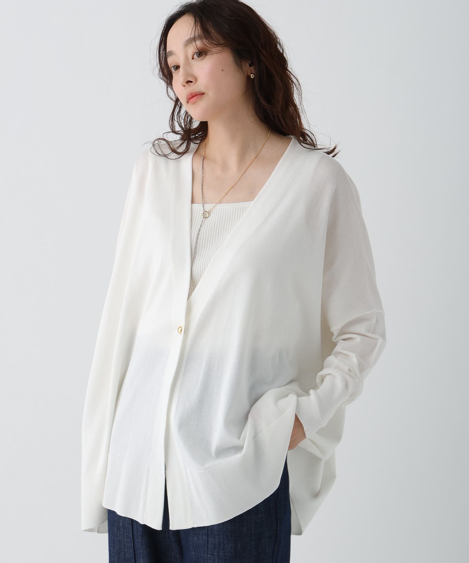 【エルーラ/Elura】のUVカットガウンカーディガン / 495594 インテリア・キッズ・メンズ・レディースファッション・服の通販 founy(ファニー) 　ファッション　Fashion　レディースファッション　Fashion for Women　トップス・カットソー　Cut & Sew Tops　カーディガン・羽織り　Layered Style Cardigans　エレガント 上品　Elegant　シンプル　Simple, Minimal　デニム　Denim, Jeans Material　トレンド　Trend, Trending Now　リラックス　Relax, Relaxed Fit　ワイド　Wide, Wide Fit　夏　Summer　旅行　Travel　ホワイト02|ID: prp329100004581018 ipo3291000000033614725