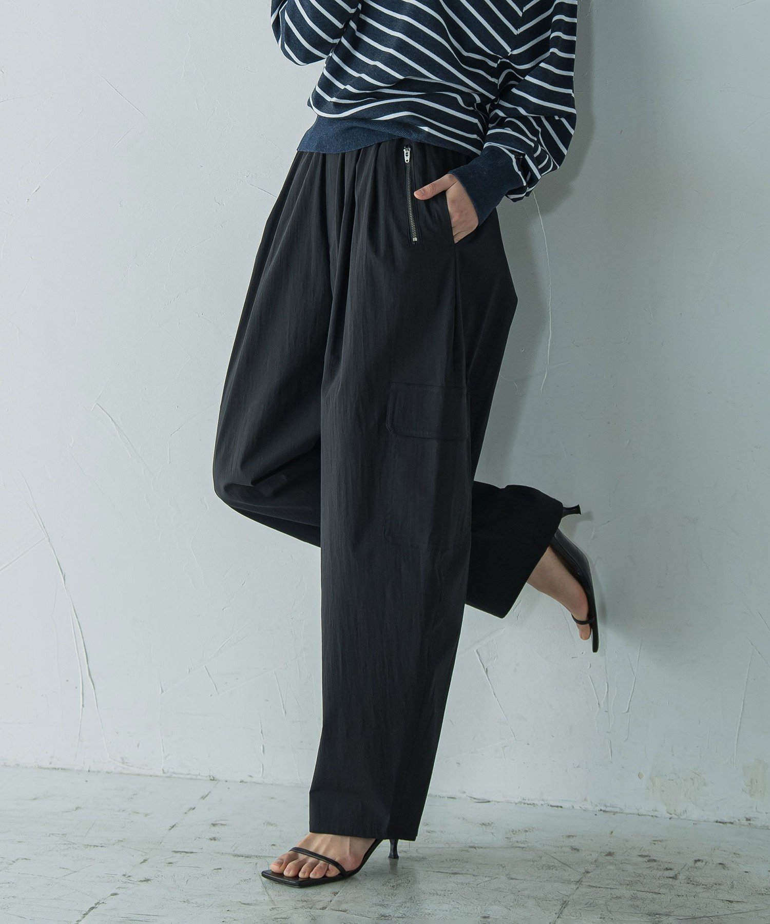 【メイソングレイ/MAYSON GREY】のカーブリラックスカーゴパンツ≪手洗い可能≫ インテリア・キッズ・メンズ・レディースファッション・服の通販 founy(ファニー) 　ファッション　Fashion　レディースファッション　Ladies' Fashion Online　パンツ　Pants　ストレッチ　Stretch　タフタ　Taffeta　バランス　Balance　パターン　Pattern　フラップ　Flap　ポケット　Pocket　メタル　Metal　リラックス　Relax　ロング　Long　ブラック|ID: prp329100004581368 ipo3291000000032667632