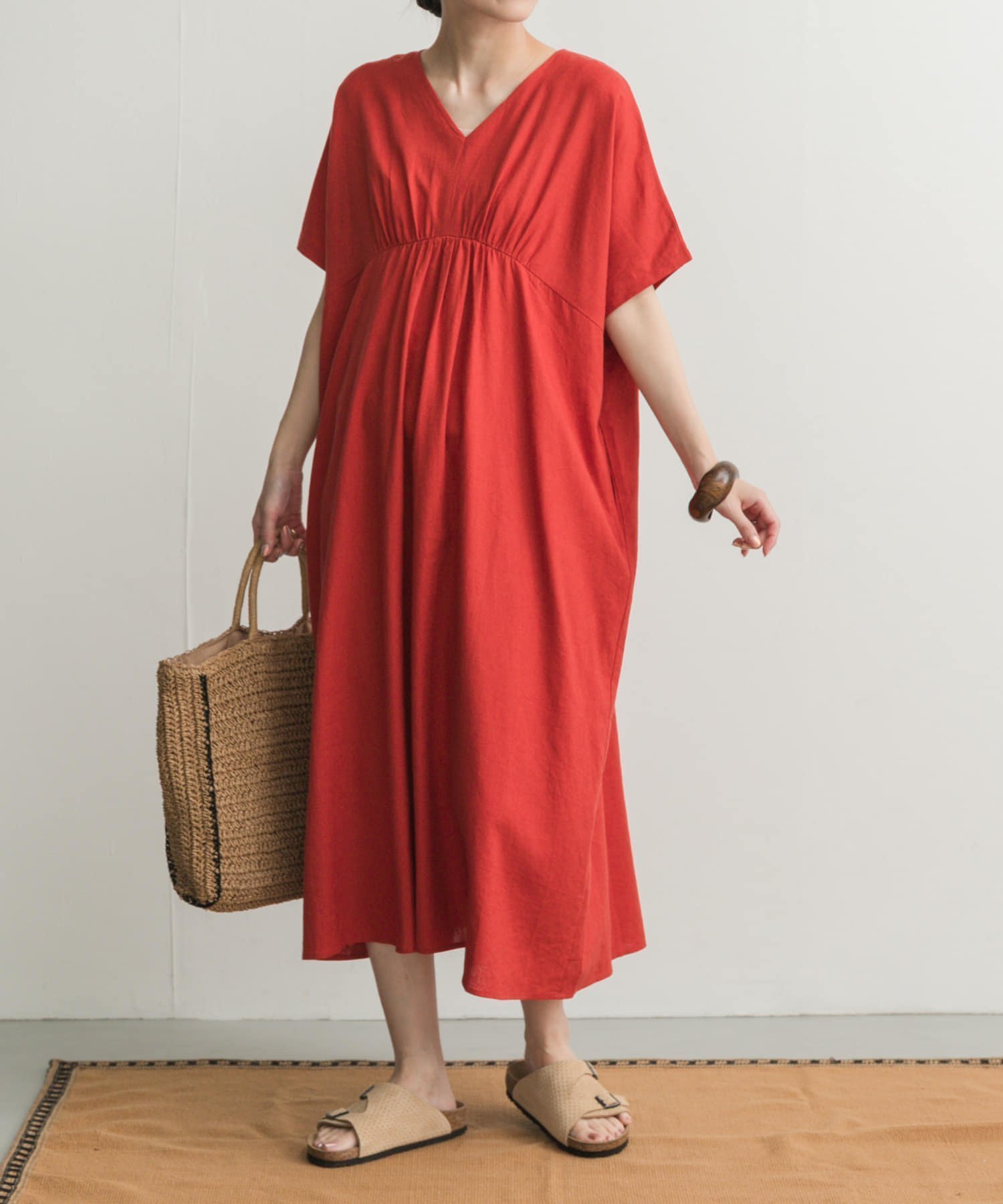 【アーバンリサーチ ドアーズ/URBAN RESEARCH DOORS】のリネンレーヨンVネック切替ギャザーワンピース インテリア・キッズ・メンズ・レディースファッション・服の通販 founy(ファニー) 　ファッション　Fashion　レディースファッション　Ladies' Fashion Online　ワンピース　Dress　2025年　2025　2025春夏・S/S　Ss,Spring/Summer,2025　おすすめ　Recommend　ギャザー　Gather　スリーブ　Sleeve　フレンチ　French　フロント　Front　リネン　Linen　エレガント 上品　Elegant　切替　Switching　夏　Summer　S/S・春夏　Ss・Spring/Summer　RED|ID: prp329100004582096 ipo3291000000032607579