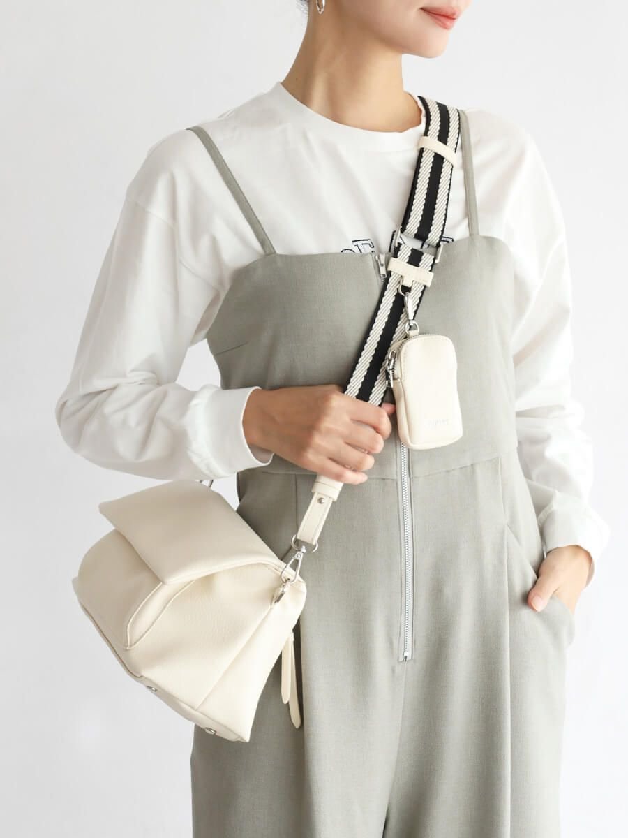 【ラシュッド/LASUD】のボトムエンボスロゴバッグ インテリア・キッズ・メンズ・レディースファッション・服の通販 founy(ファニー) 　ファッション　Fashion　レディースファッション　Fashion for Women　バッグ　Bags　ボトム　Bottoms, Lower Wear　ポーチ　Pouch, Small Case　今季　This Season, Current Season　アイボリー|ID: prp329100004582147 ipo3291000000032623824